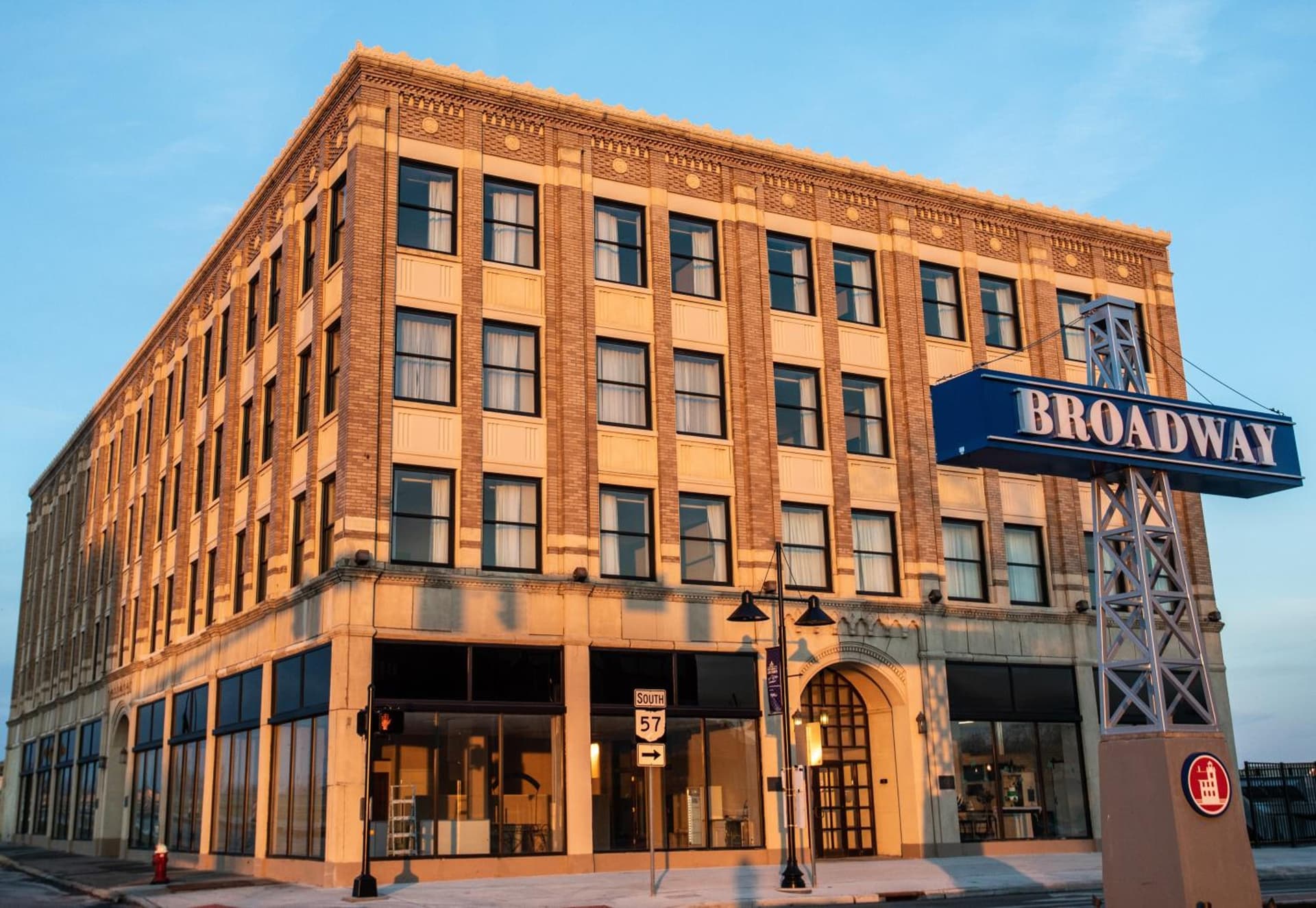 Ariel Broadway Hotel featured exterior or lobby in Lorain, OH — similar hotel