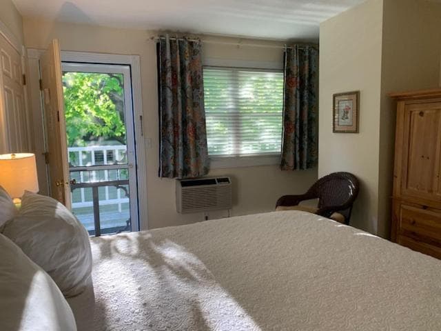 Cedar Court Inn property views in Fish Creek — gallery photo 3