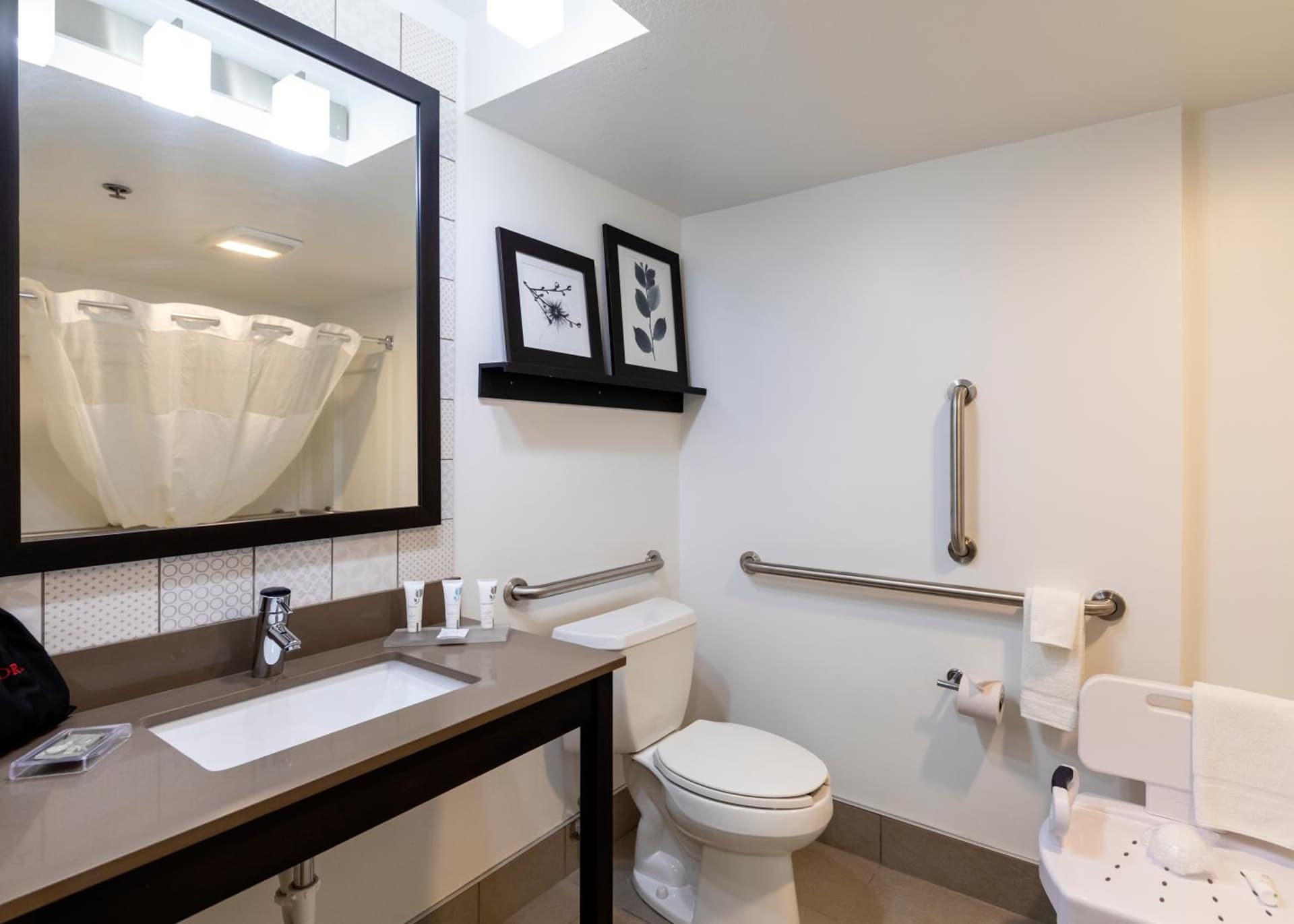 Country Inn & Suites by Radisson, Appleton Airport - Fox River Mall Area interior in Appleton, WI — gallery photo 2