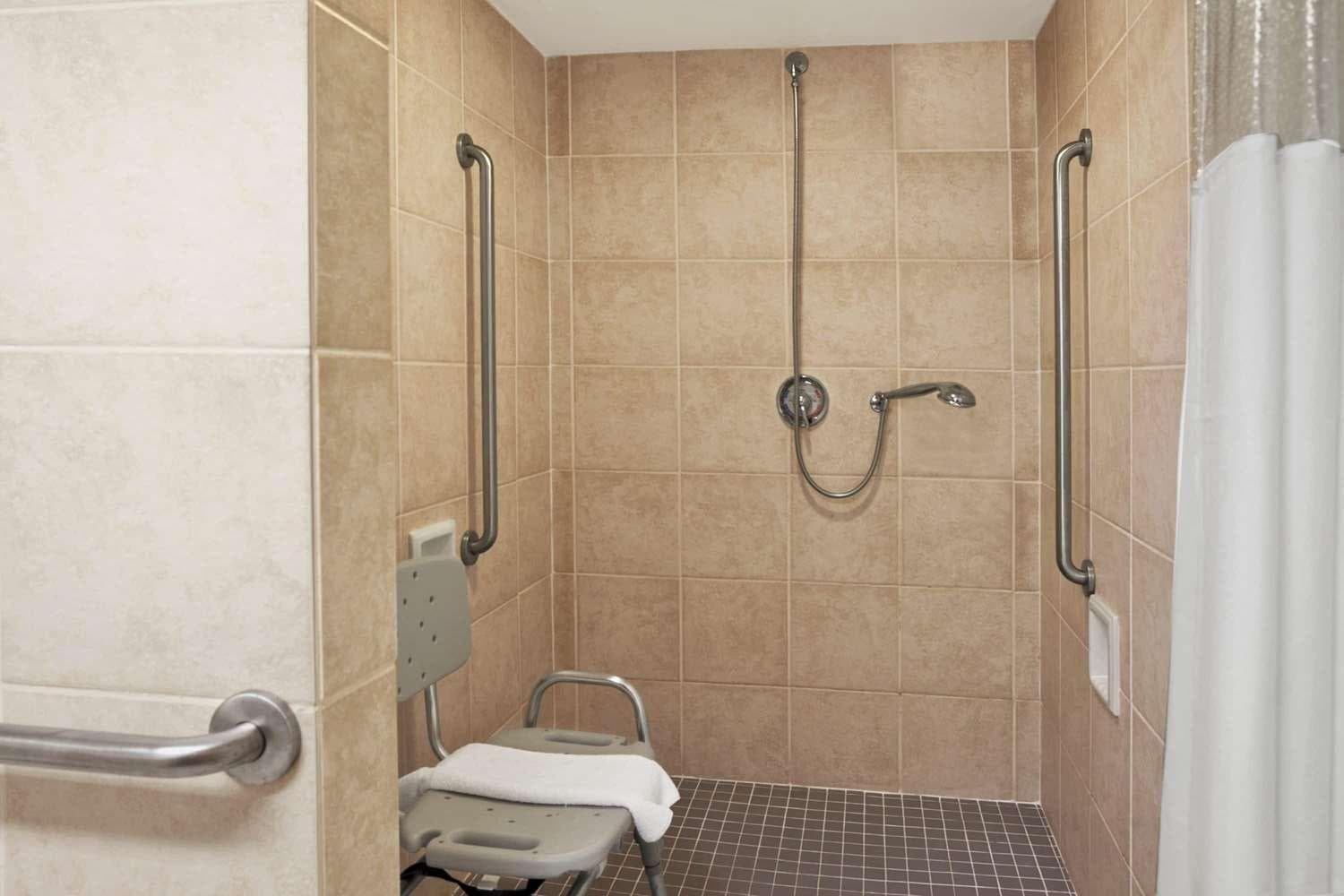 Ramada by Wyndham Saginaw Hotel & Suites gallery photo in Saginaw, MI — image 35