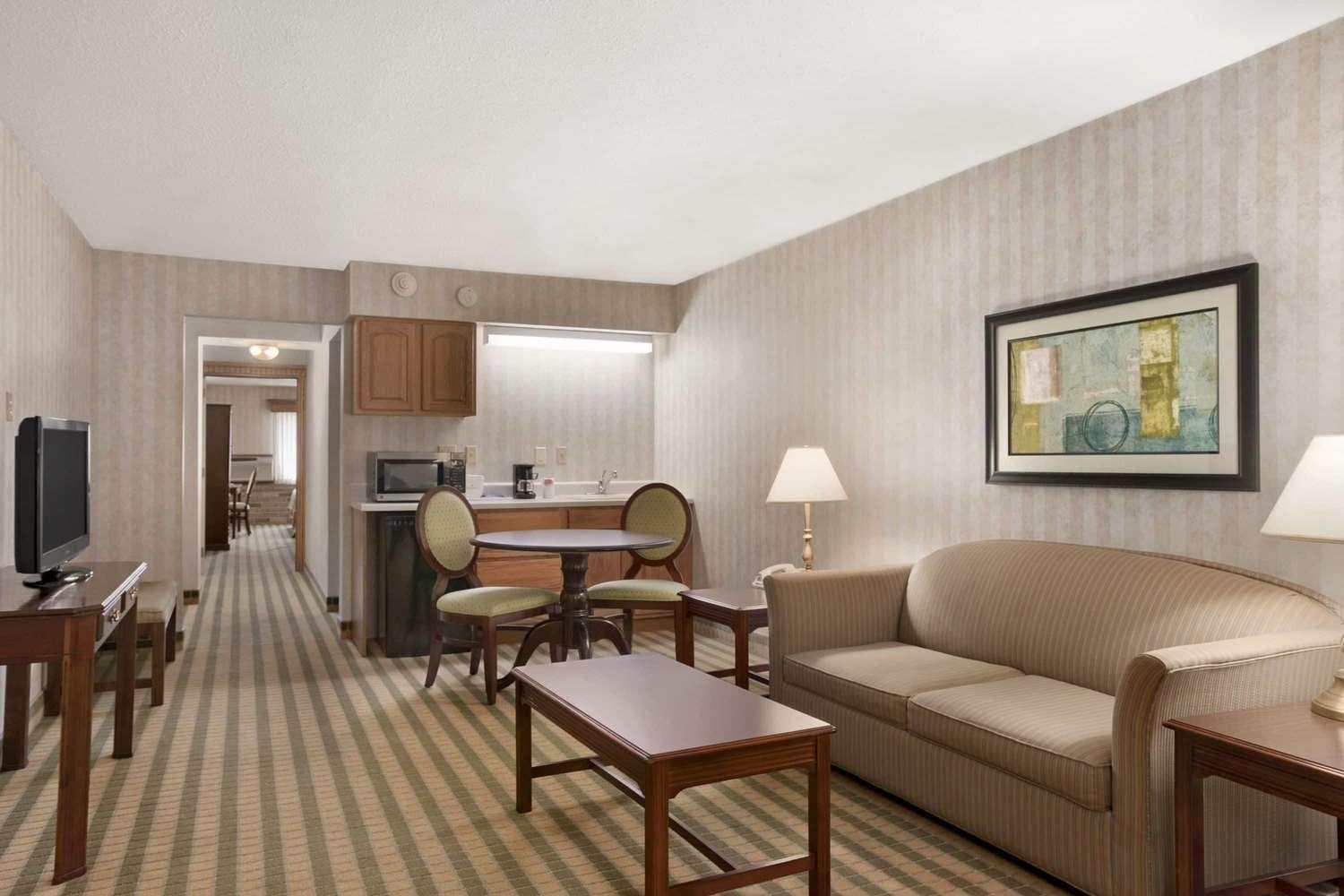 Ramada by Wyndham Saginaw Hotel & Suites gallery photo in Saginaw, MI — image 40
