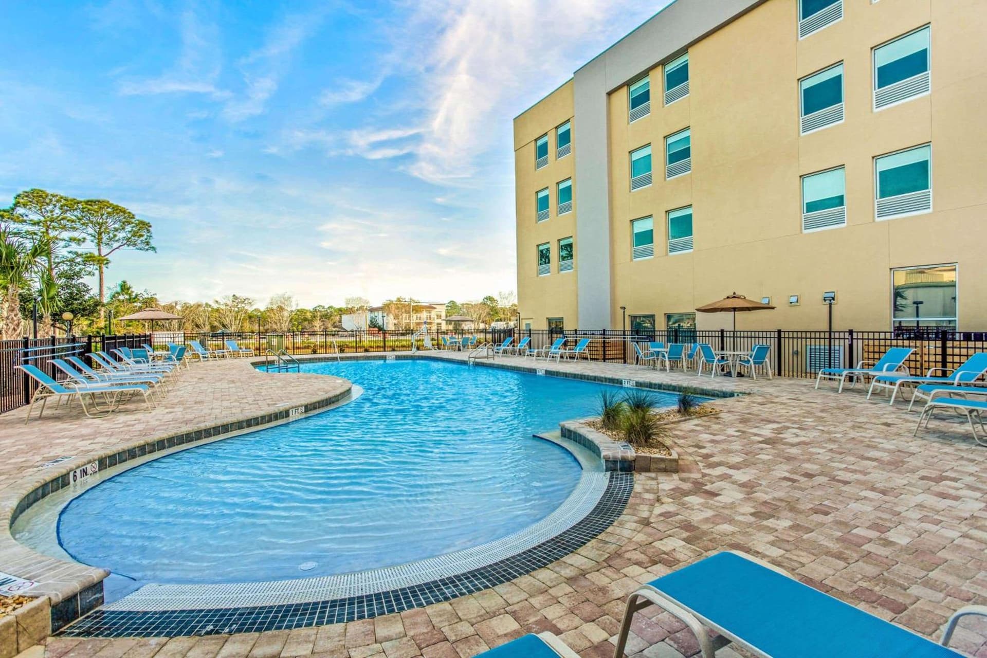 La Quinta Inn & Suites by Wyndham Miramar Beach-Destin interior in Destin, FL — gallery photo 2