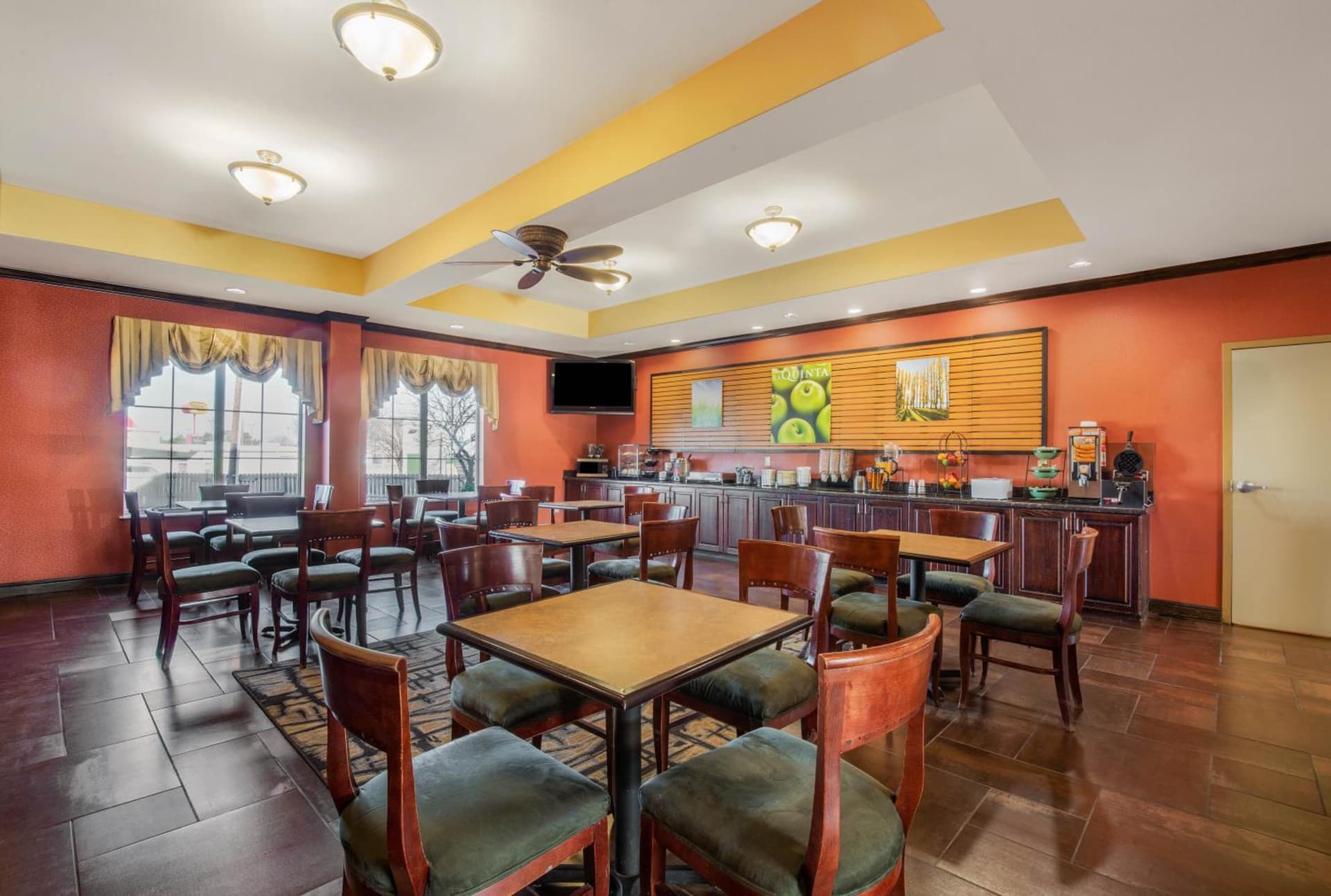 La Quinta by Wyndham Eastland interior in Eastland, TX — gallery photo 2