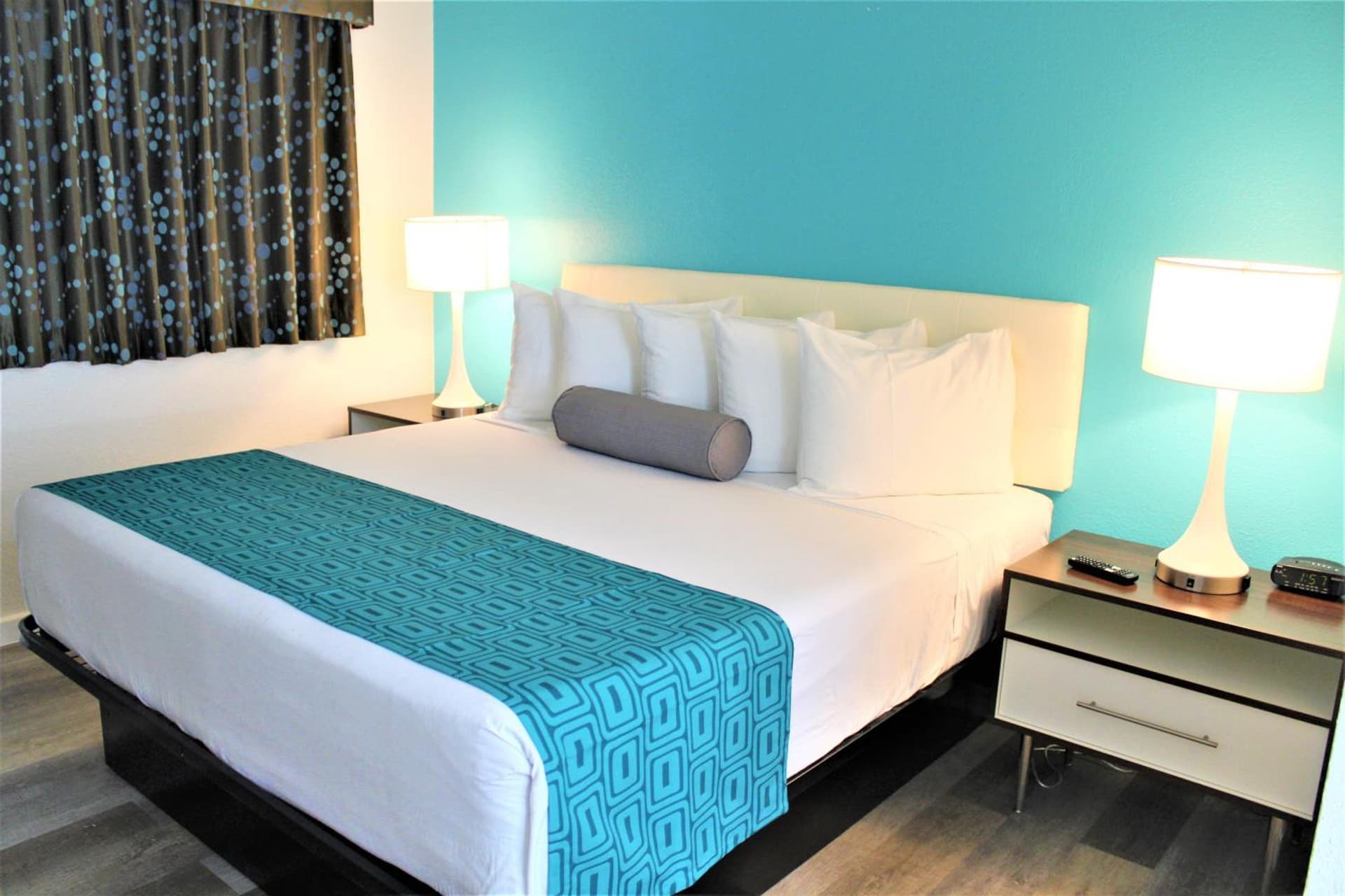 Howard Johnson Suites by Wyndham San Diego Chula Vista BayFront gallery photo in Chula Vista, CA — image 37