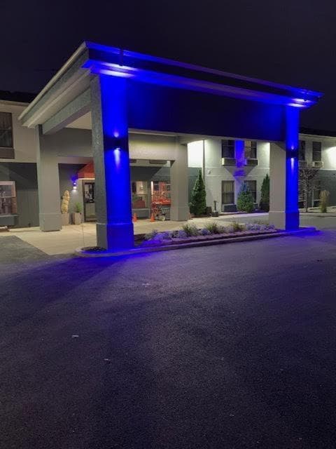 Days Inn by Wyndham Great Lakes Naval Base featured exterior or lobby in North Chicago, IL — similar hotel
