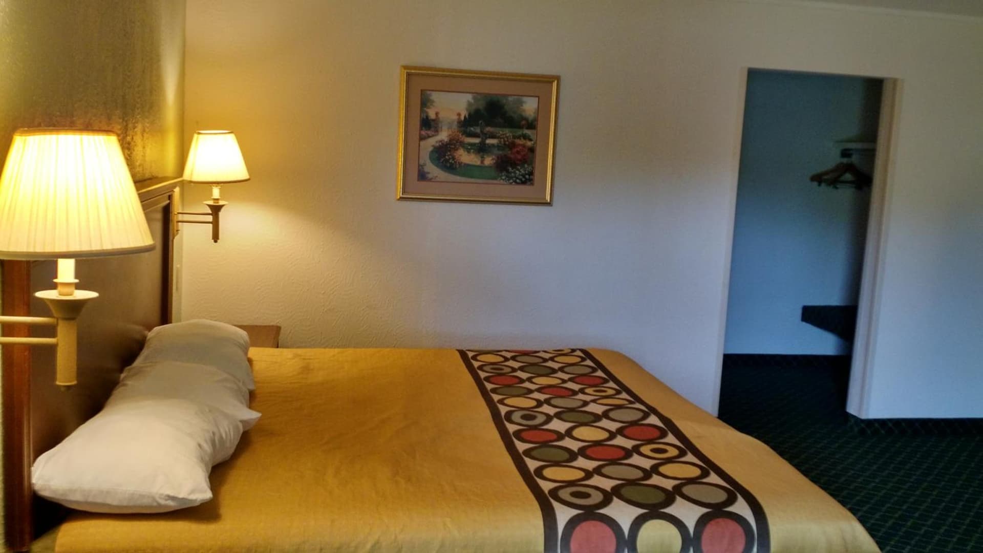 Sprucewood Inn interior in Elyria, OH — gallery photo 2