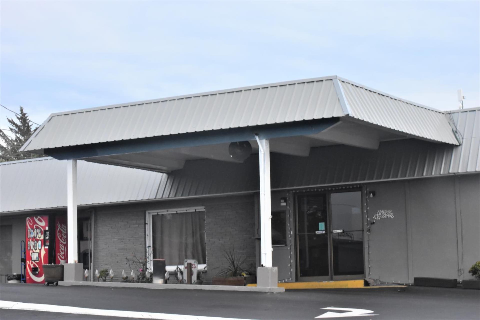 Blue Coast Inn & Suites featured exterior or lobby in Brookings, OR — similar hotel