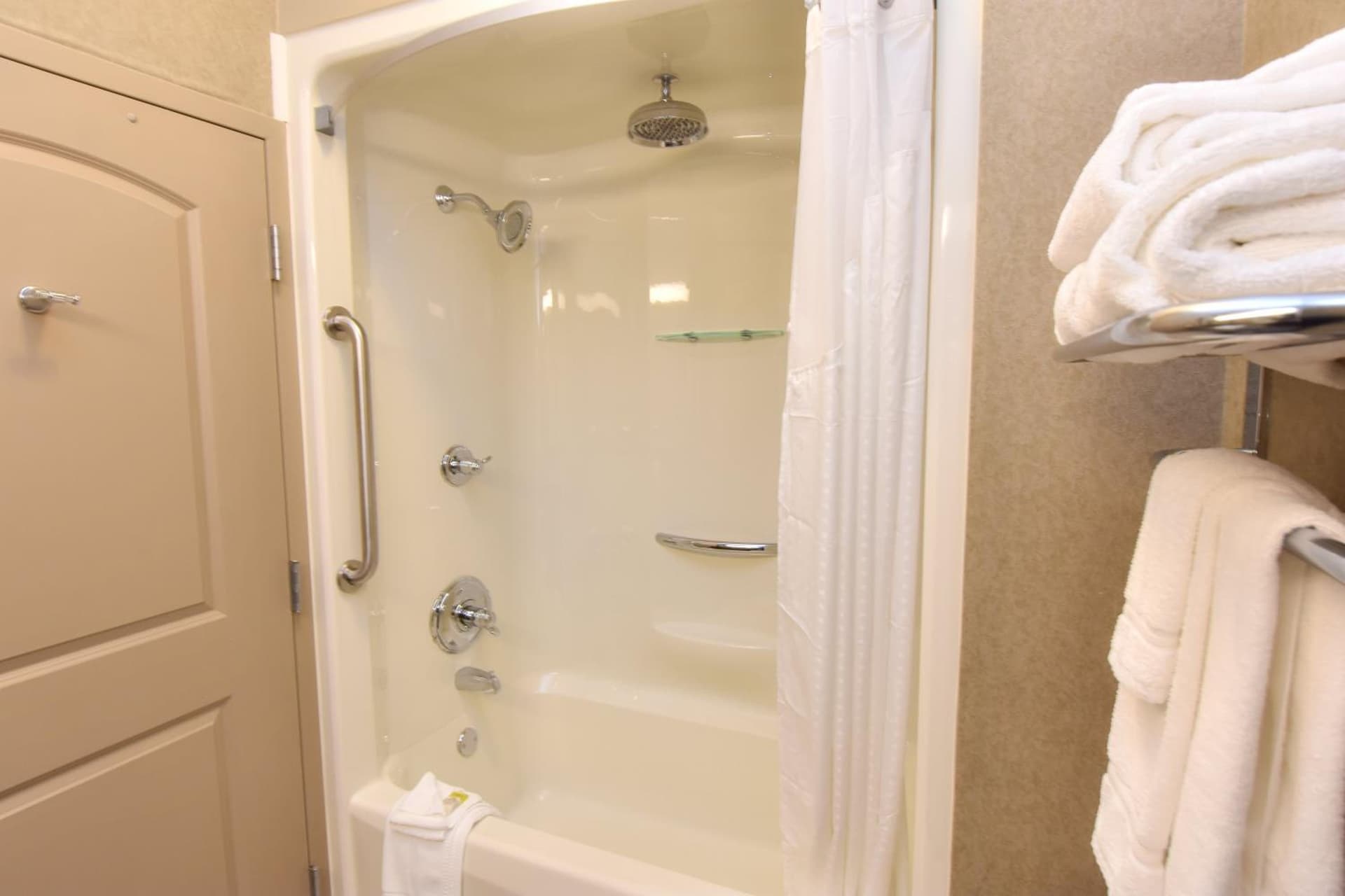 Holiday Inn Express and Suites Springfield Medical District by IHG gallery photo in Springfield, MO — image 13
