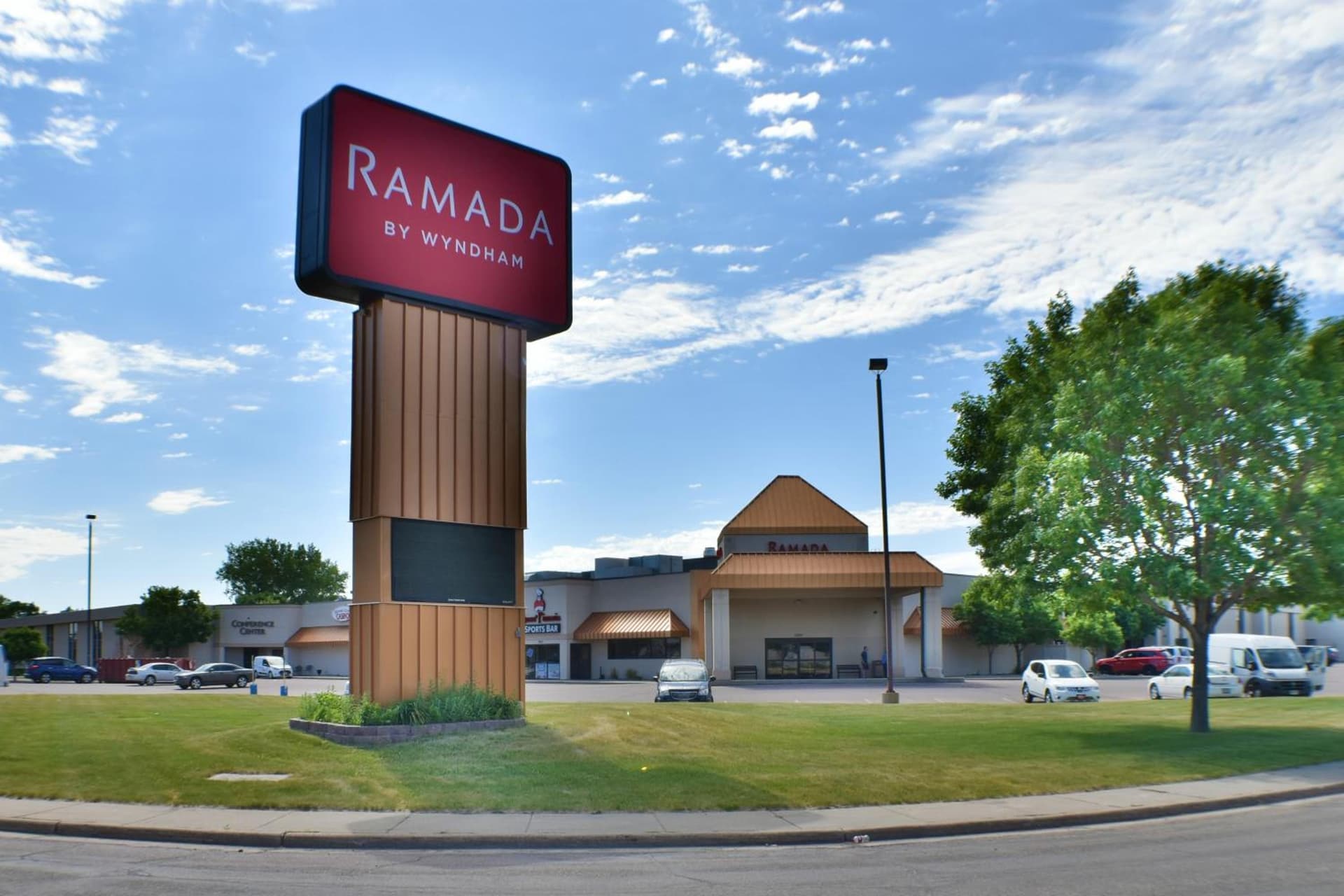 Ramada by Wyndham Sioux Falls Airport - Waterpark Resort & Event Center — hotel in Sioux Falls, South Dakota