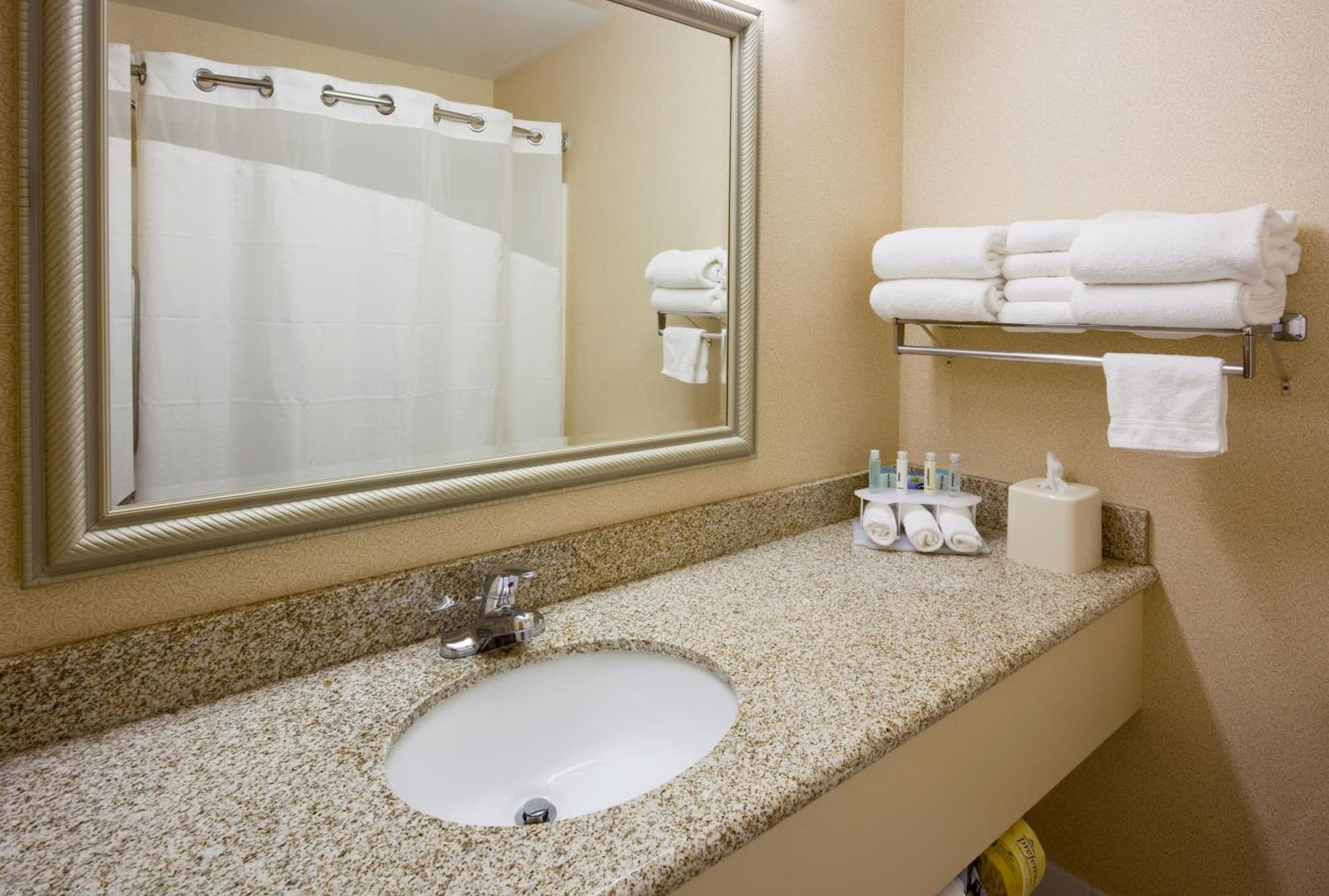 Holiday Inn Express Fargo - West Acres by IHG interior in Fargo, ND — gallery photo 2