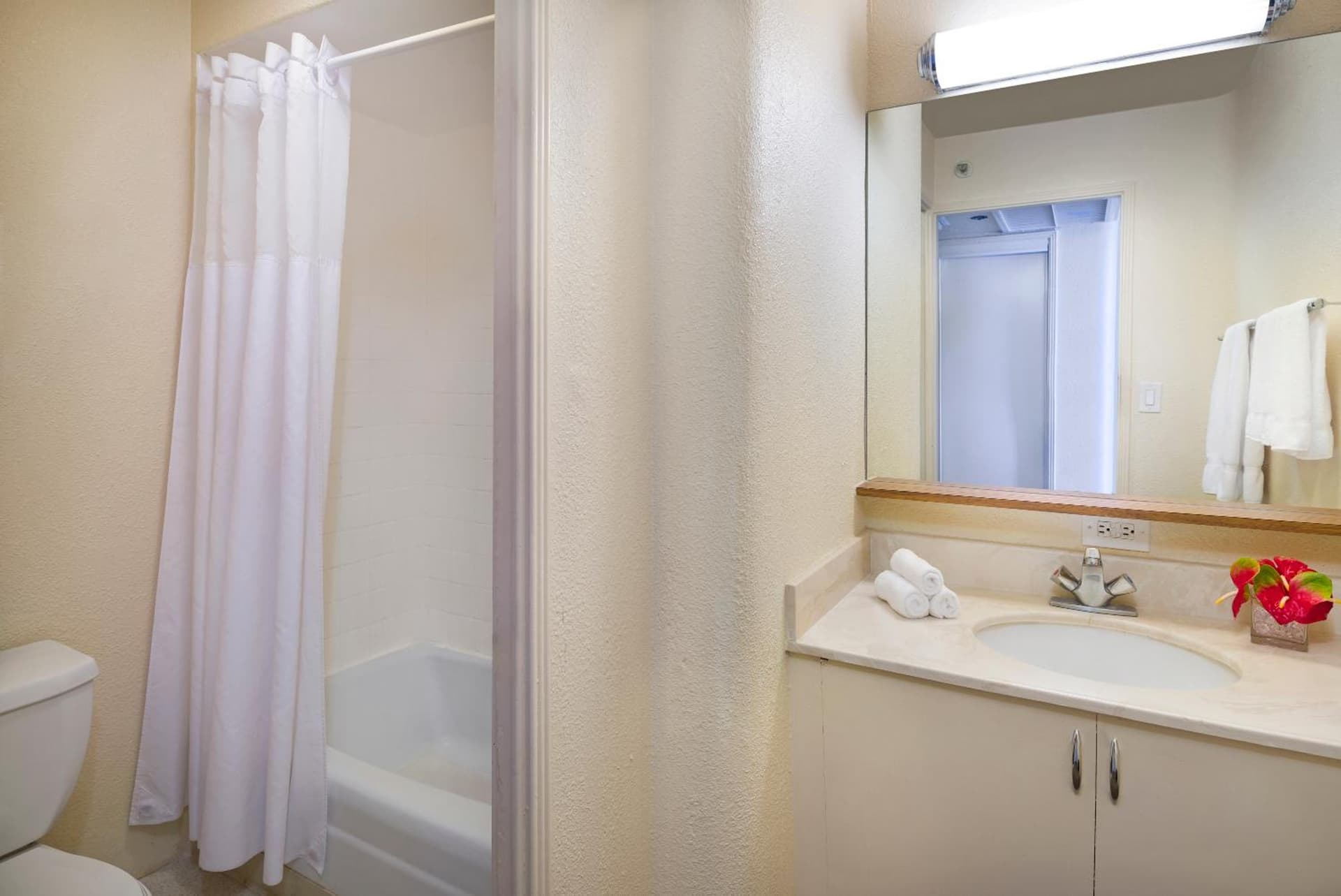 Ohia Waikiki Studio Suites gallery photo in Honolulu, HI — image 6
