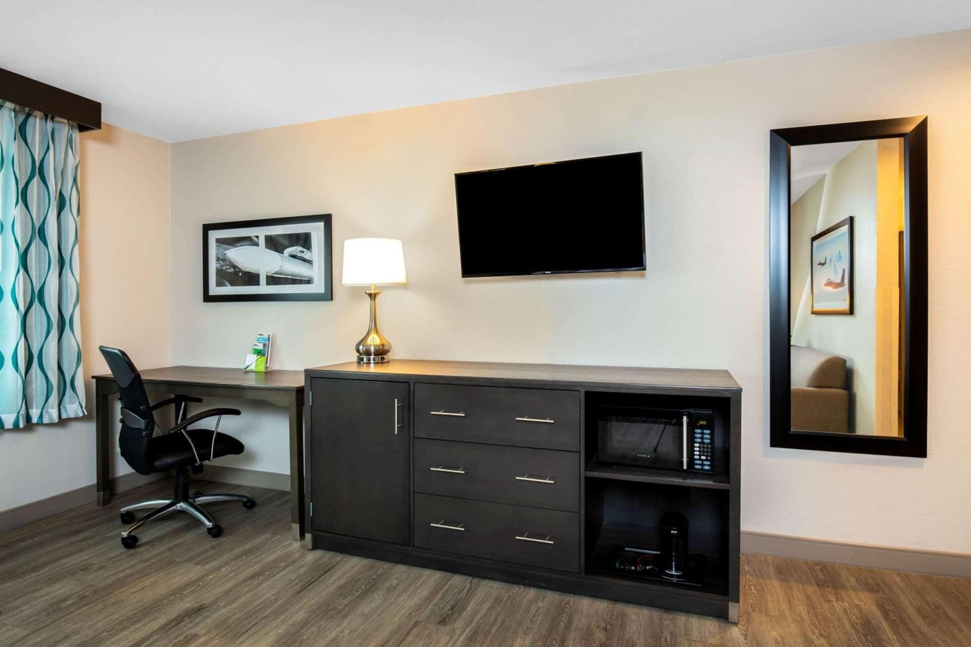 La Quinta Inn & Suites by Wyndham Las Vegas Nellis gallery photo in Las Vegas, NV — image 34