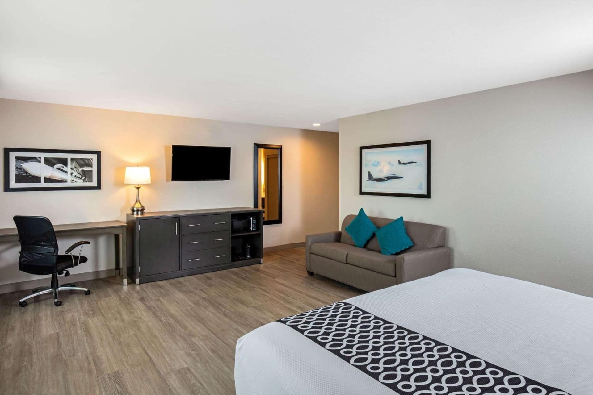 La Quinta Inn & Suites by Wyndham Las Vegas Nellis gallery photo in Las Vegas, NV — image 12