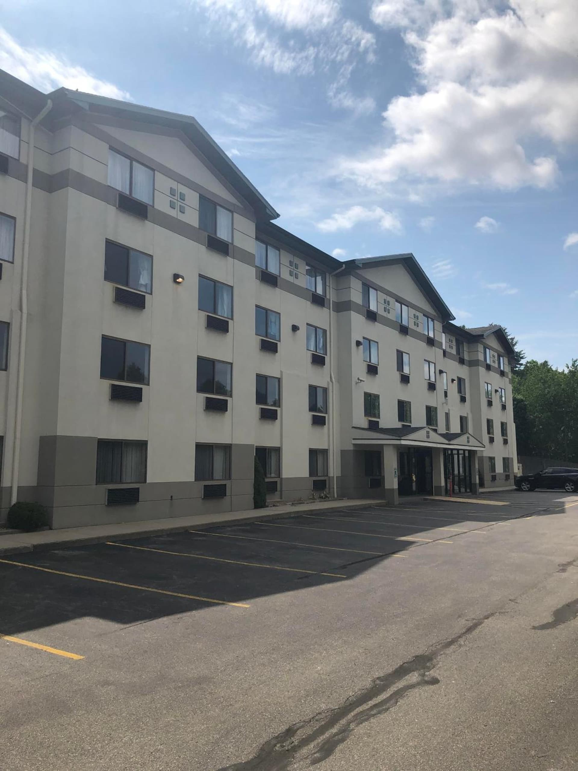 Super 8 by Wyndham Manchester Airport gallery photo in Manchester, NH — image 5