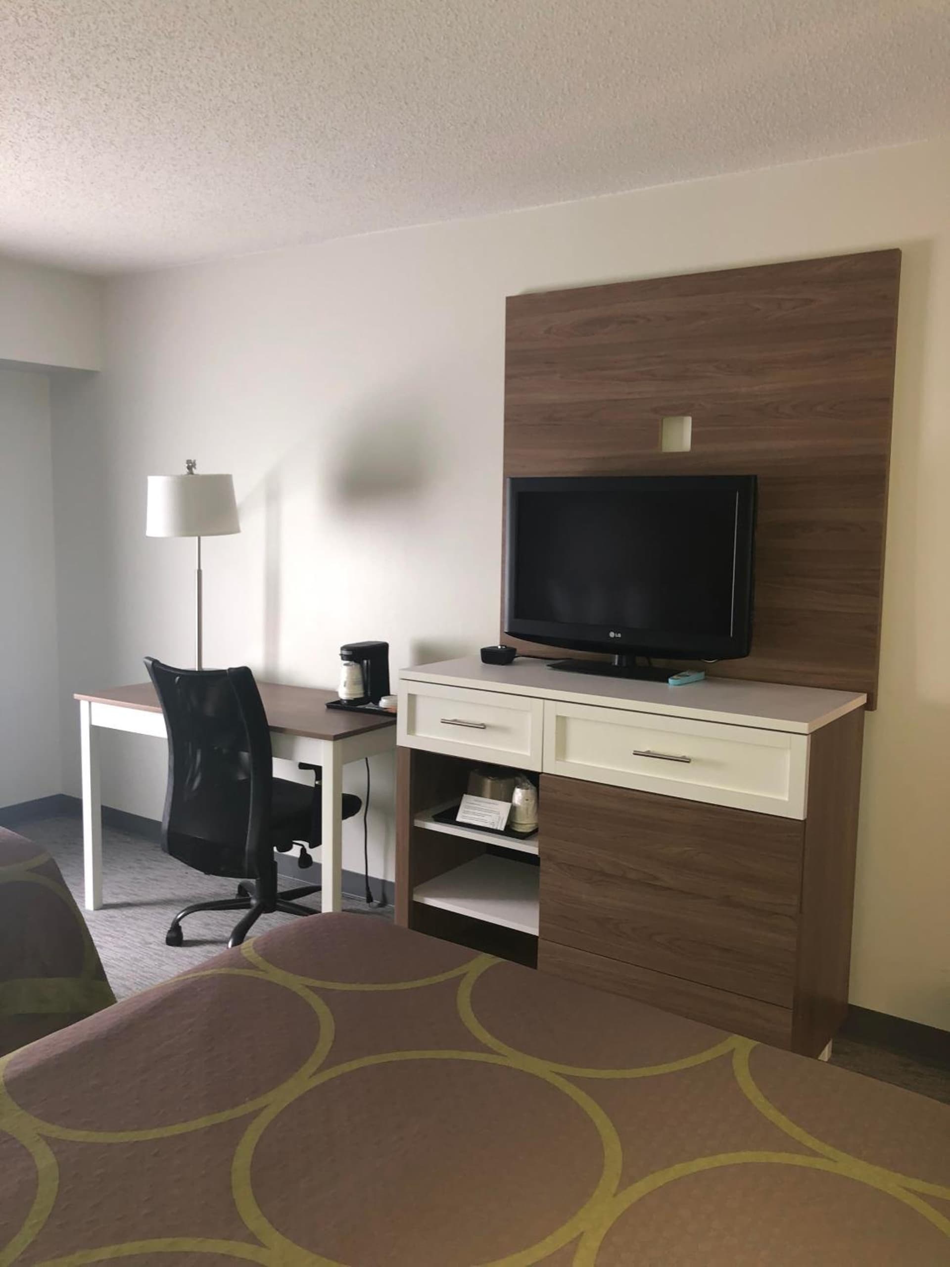 Super 8 by Wyndham Manchester Airport property views in Manchester, NH — gallery photo 3