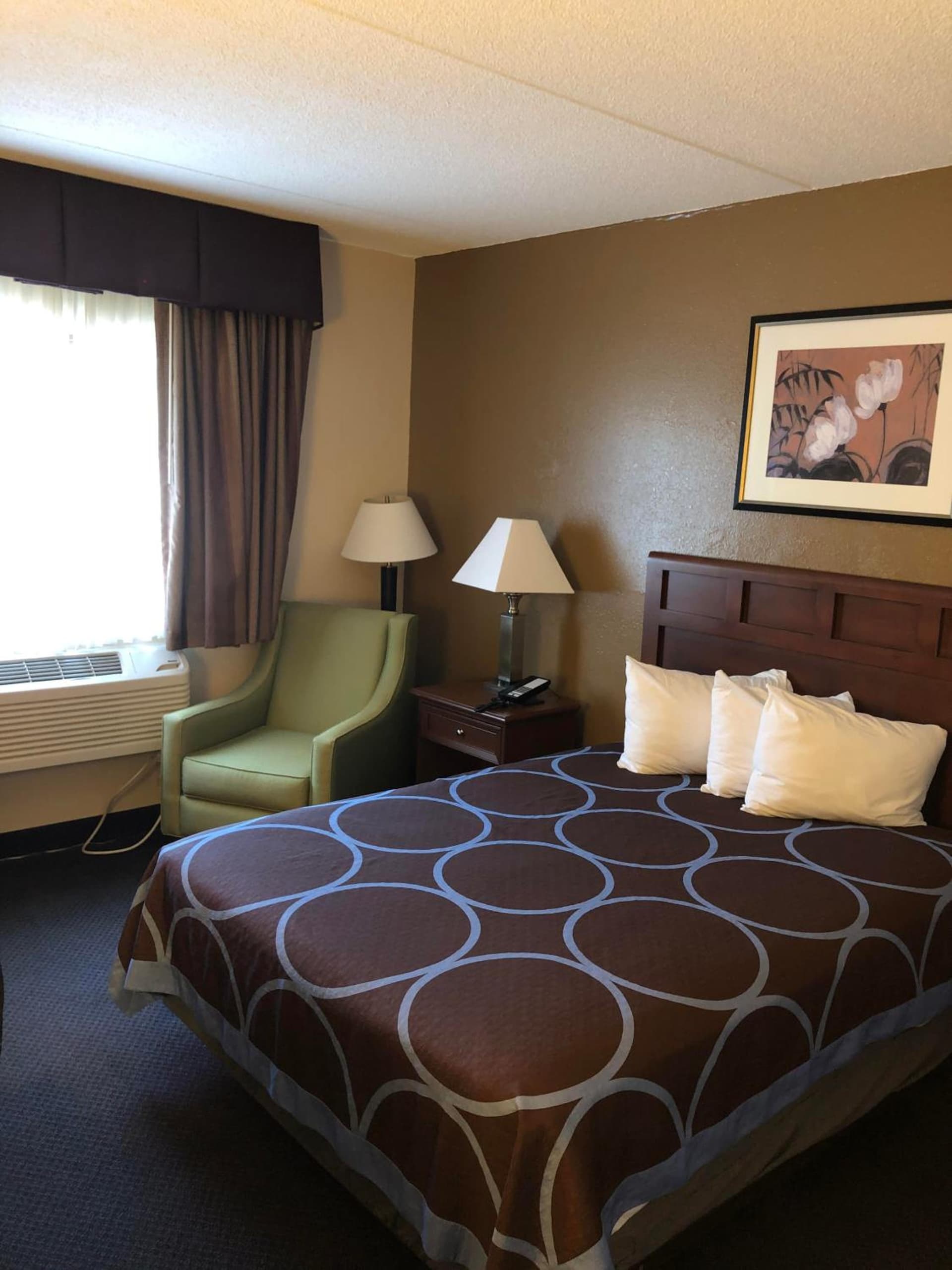 Super 8 by Wyndham Manchester Airport gallery photo in Manchester, NH — image 4