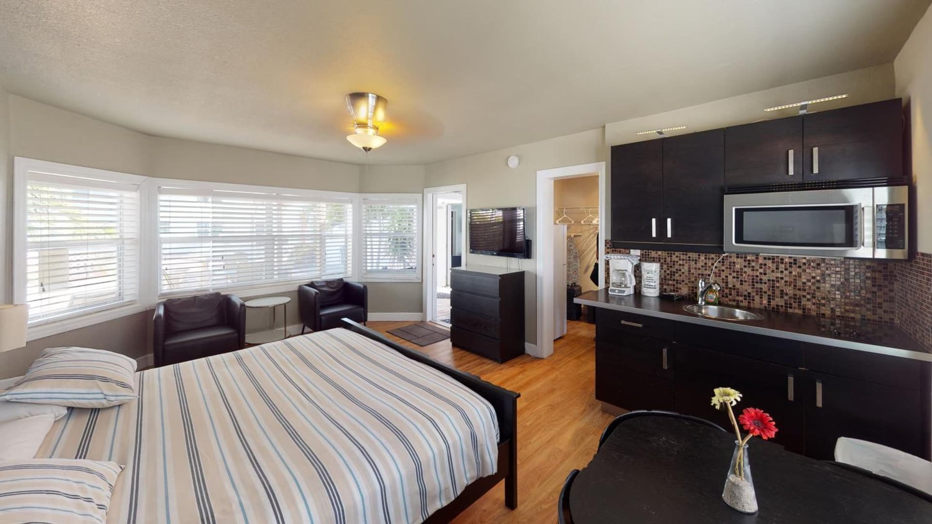 Sun Beach Inn interior in Hollywood, FL — gallery photo 2