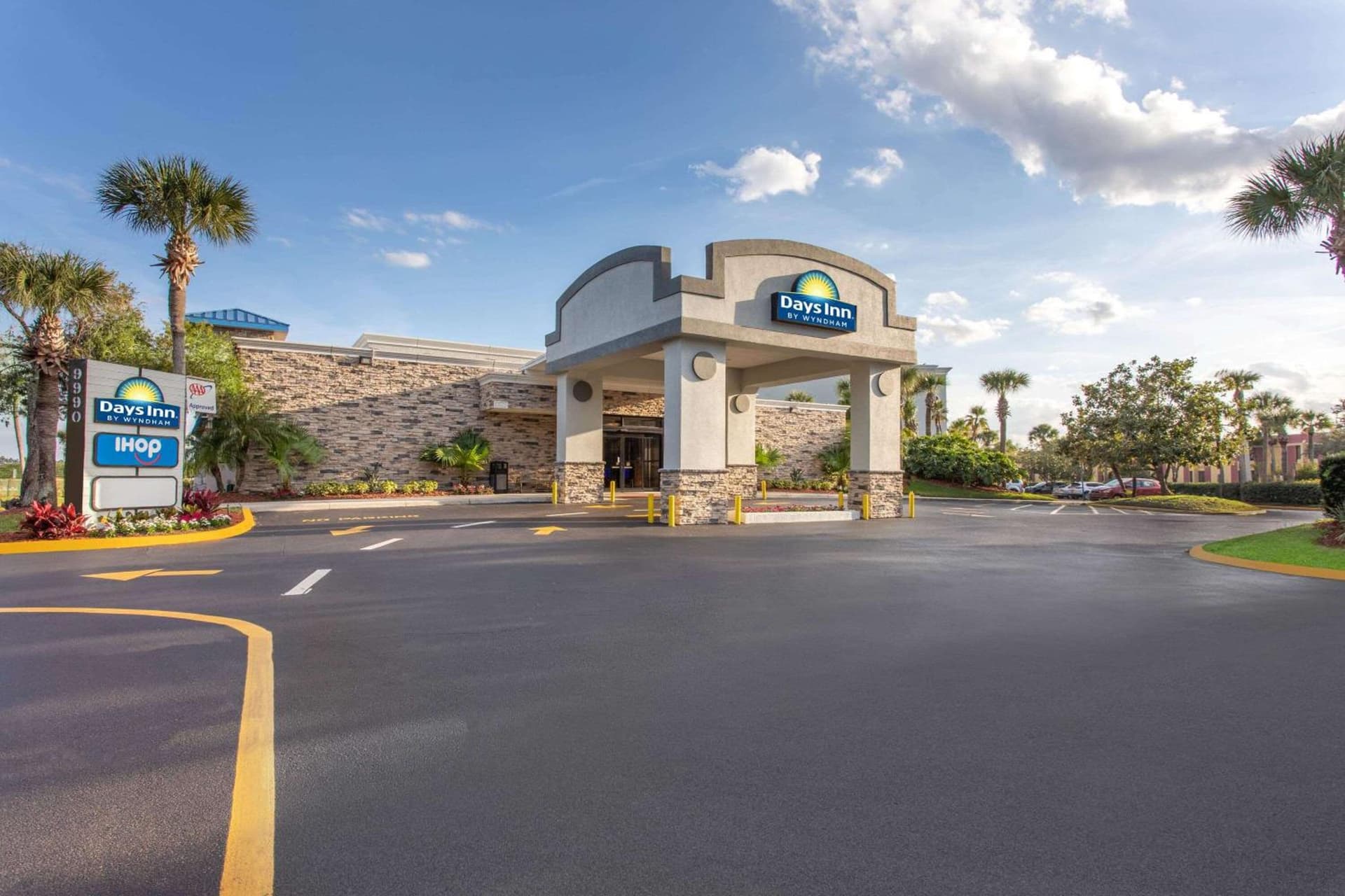 Days Inn by Wyndham Orlando Conv. Center/International Dr property views in Orlando, FL — gallery photo 3
