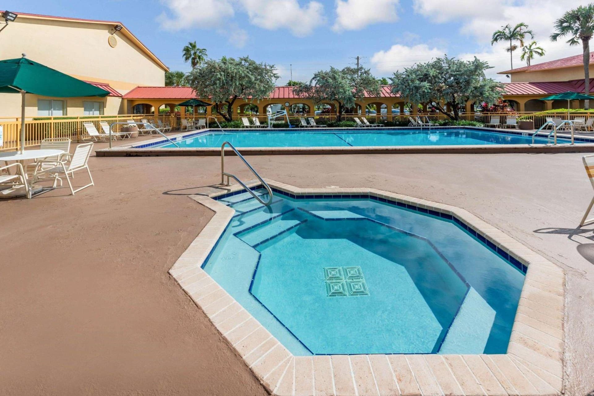 La Quinta by Wyndham Fort Lauderdale Pompano Beach interior in Fort Lauderdale, FL — gallery photo 2