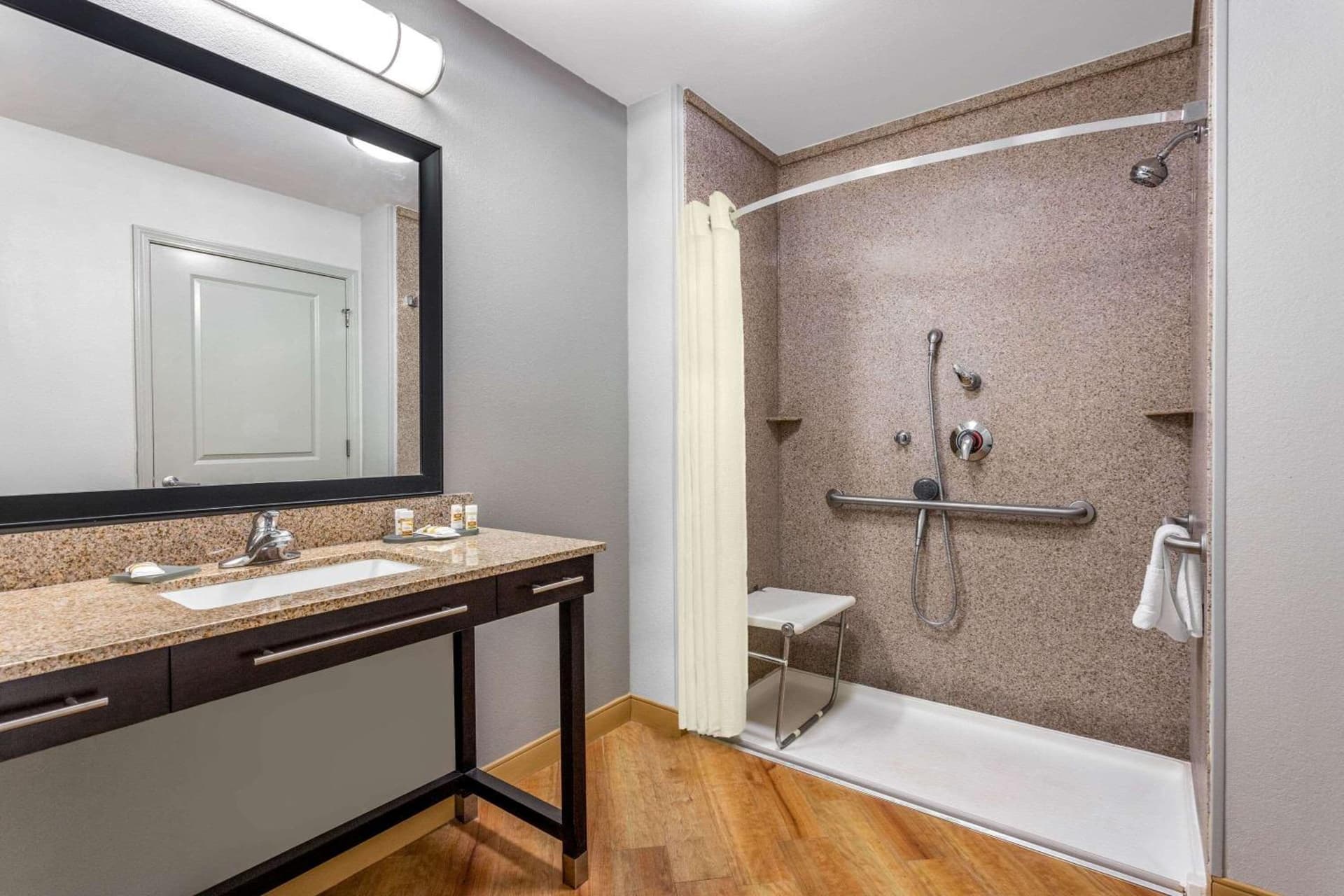 La Quinta by Wyndham Columbus - Edinburgh gallery photo in Columbus, IN — image 8