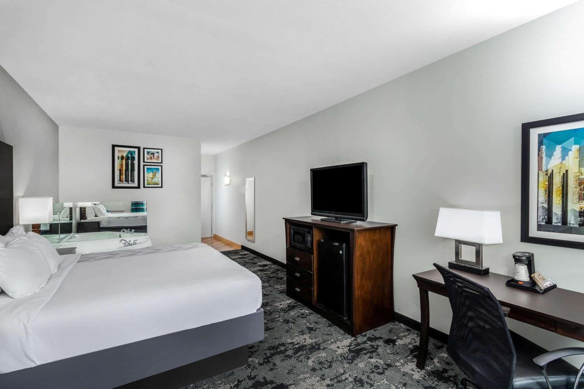 La Quinta by Wyndham Columbus - Edinburgh gallery photo in Columbus, IN — image 10