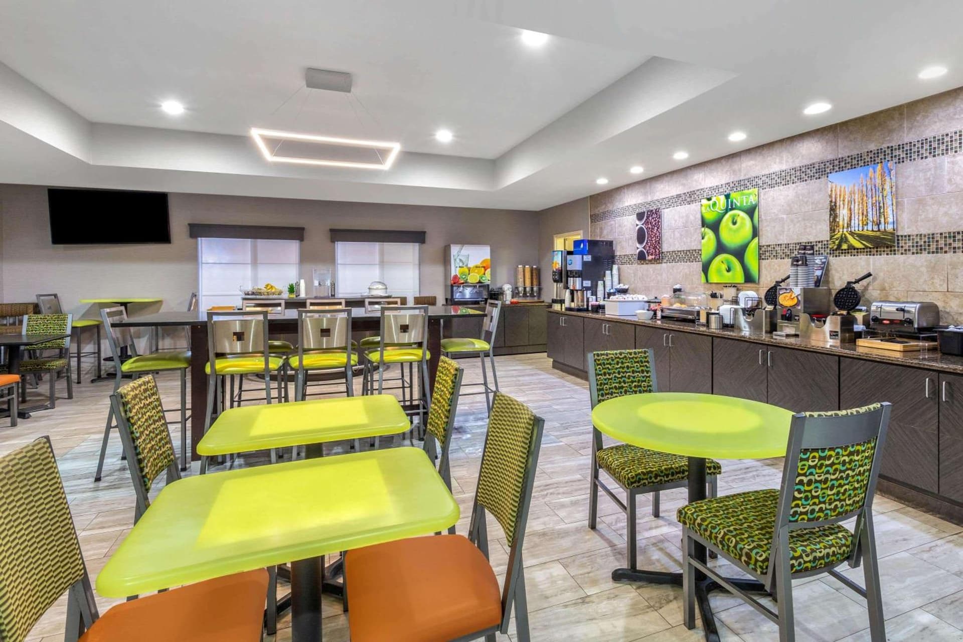 La Quinta by Wyndham Columbus - Edinburgh gallery photo in Columbus, IN — image 4