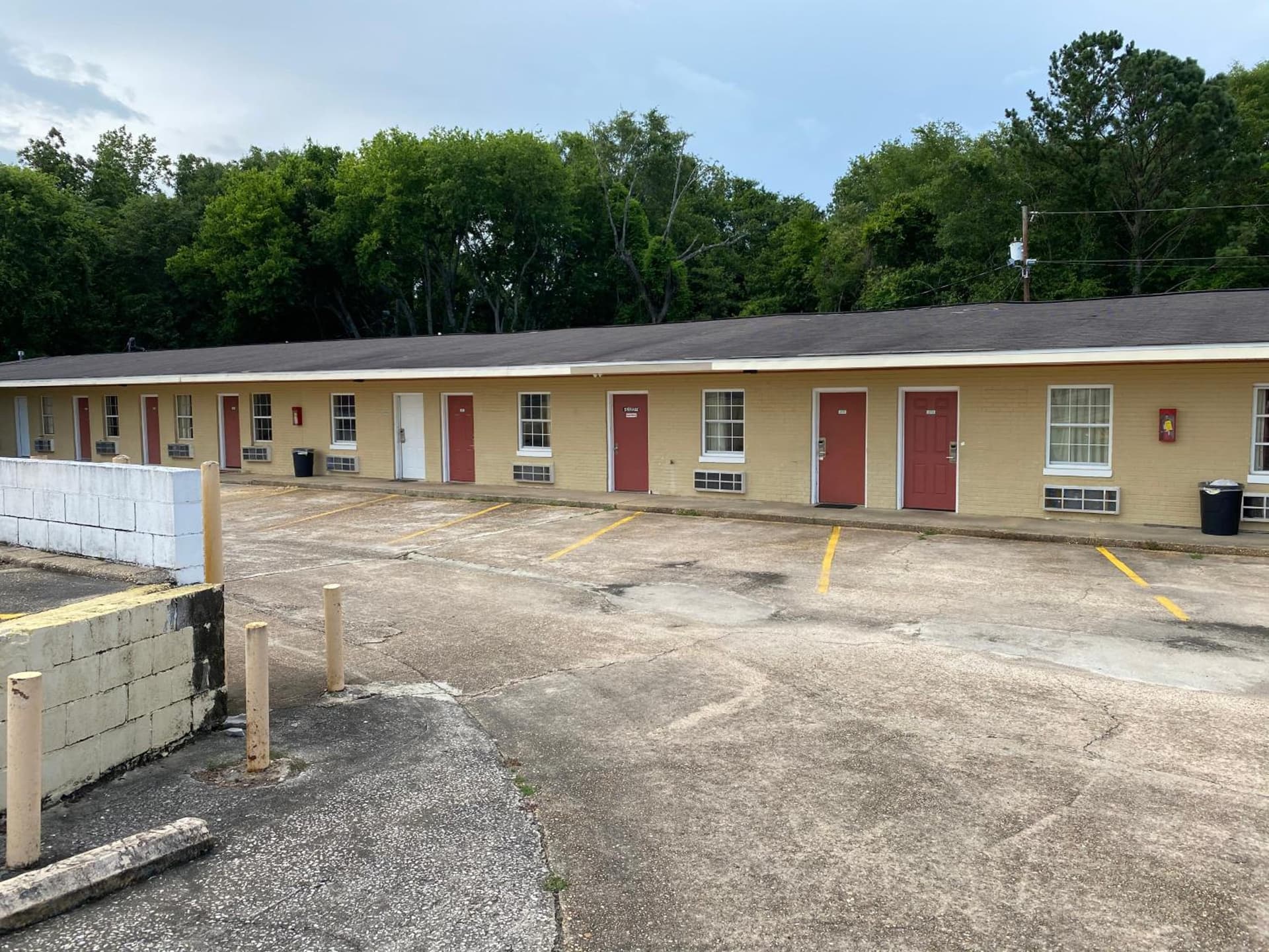 Budget Inn interior in Dothan, AL — gallery photo 2