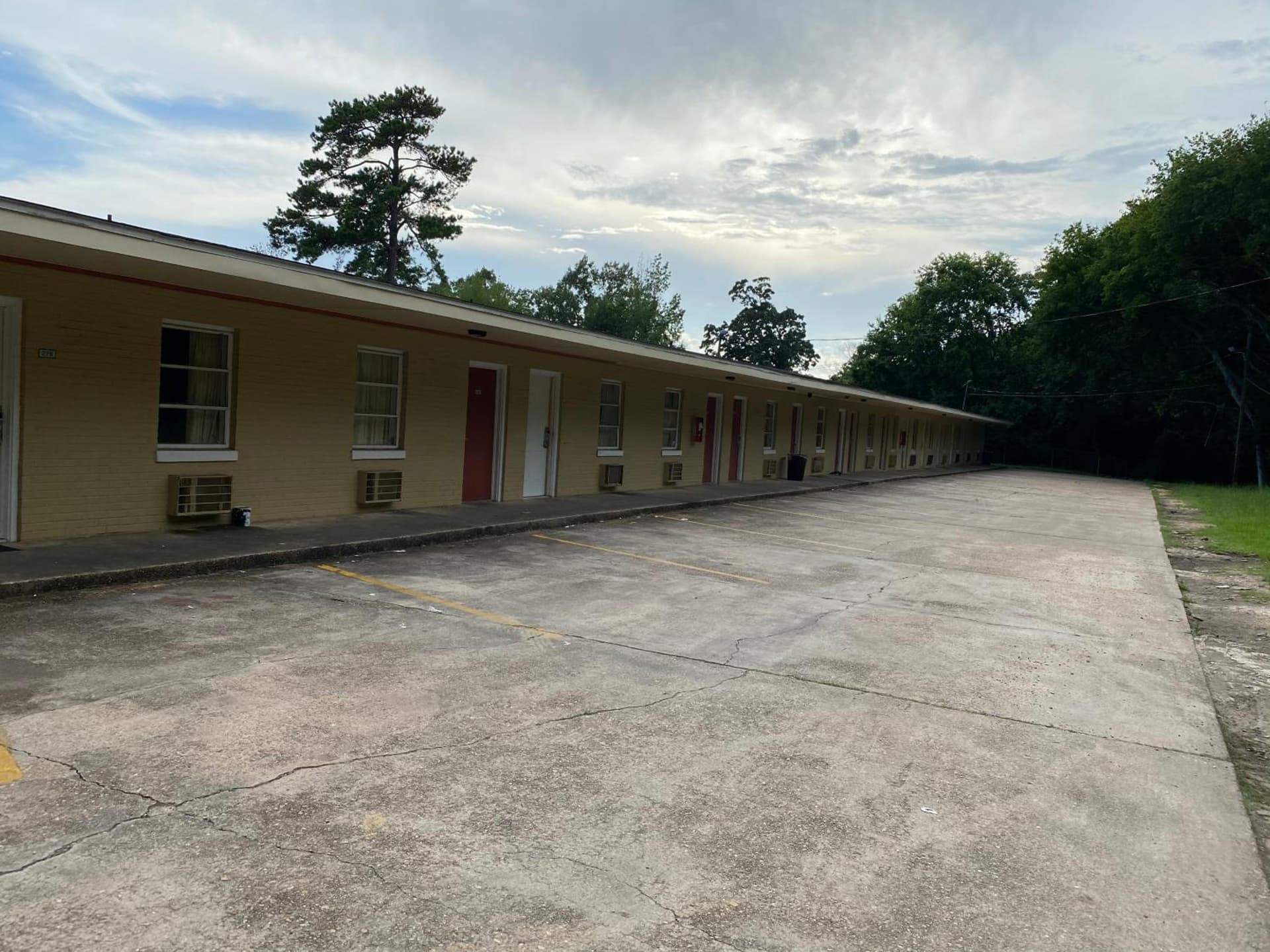 Budget Inn exterior or lobby in Dothan, AL — main listing photo