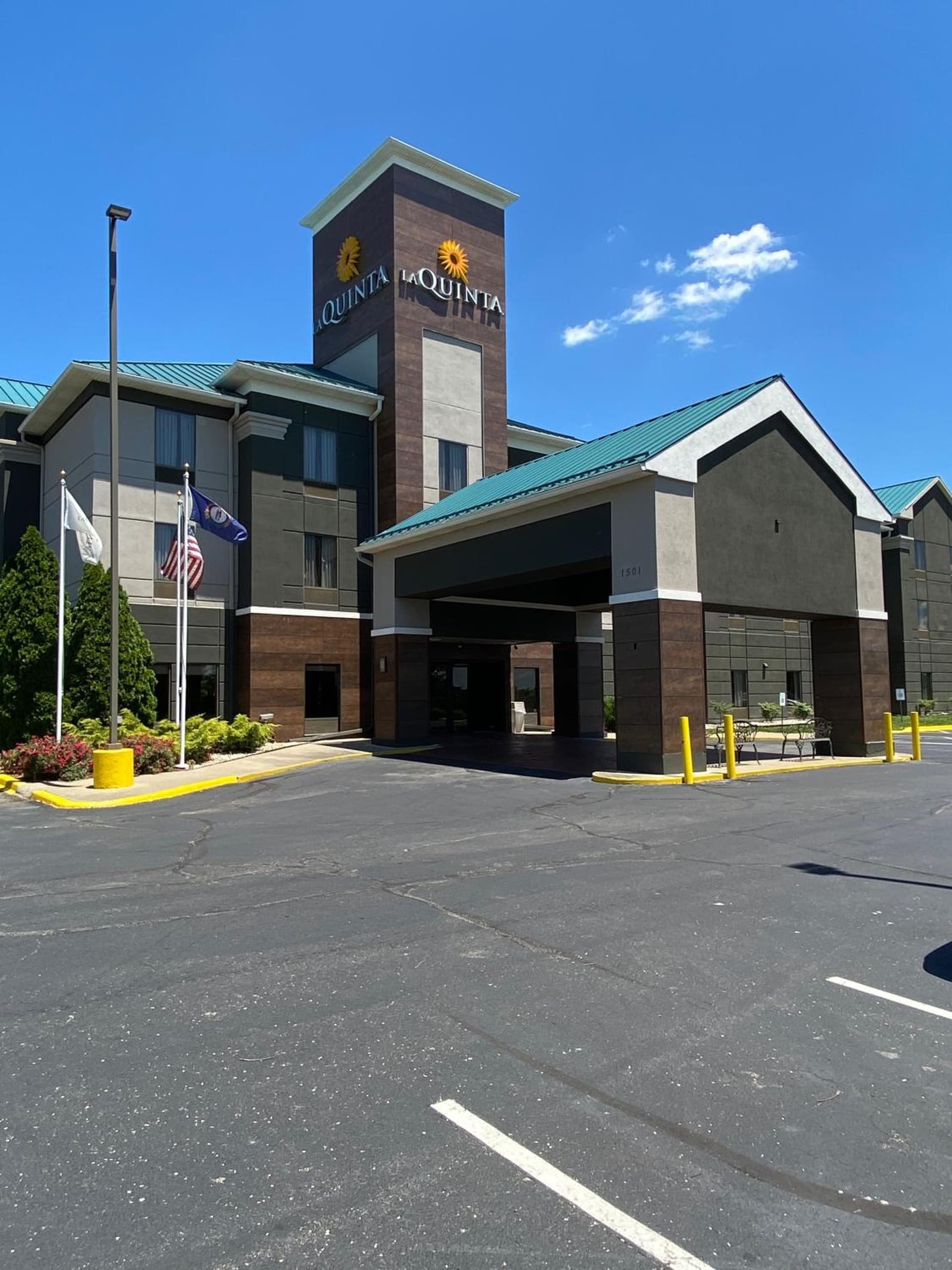 La Quinta Inn & Suites by Wyndham Louisville East interior in Louisville, KY — gallery photo 2