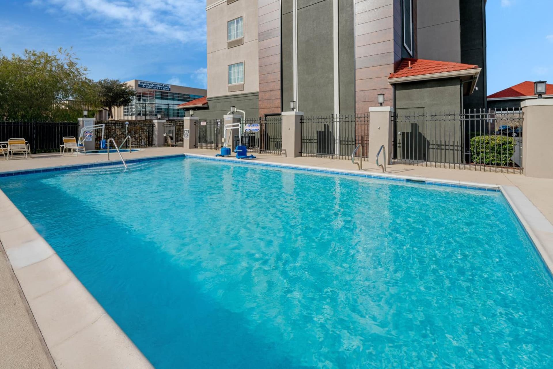 La Quinta Inn & Suites by Wyndham Fort Worth Arlington West property views in Arlington, TX — gallery photo 3