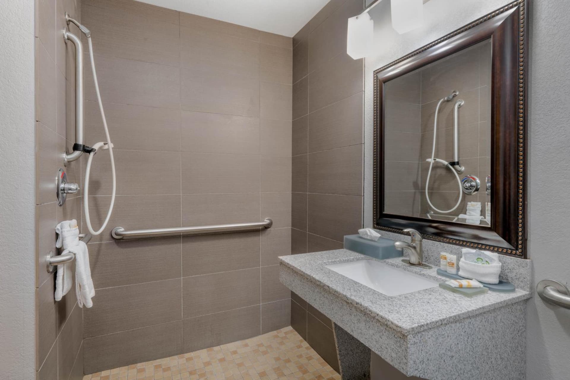 La Quinta Inn & Suites by Wyndham Fort Worth Arlington West gallery photo in Arlington, TX — image 41