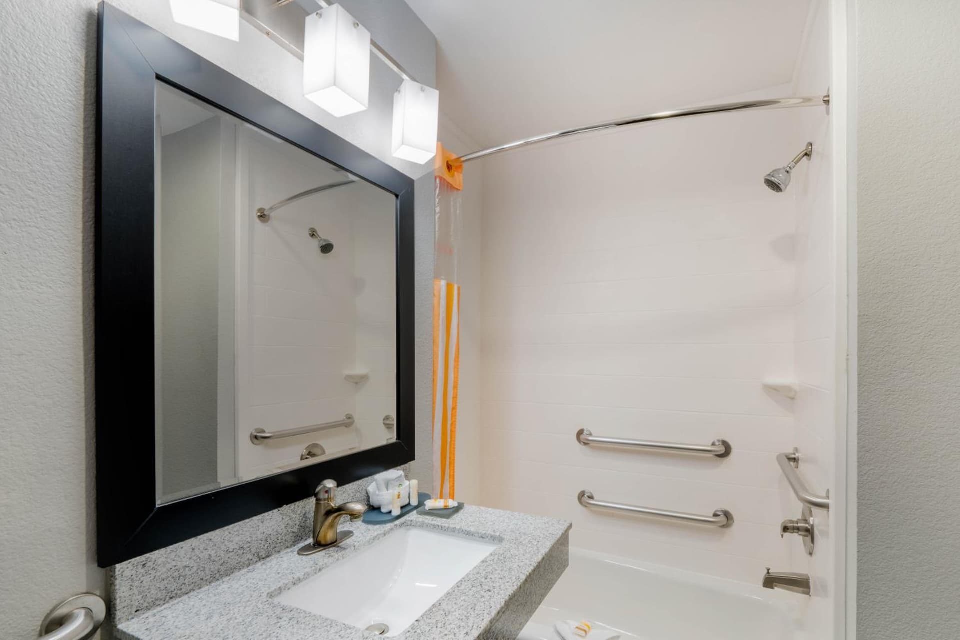 La Quinta Inn & Suites by Wyndham Fort Worth Arlington West interior in Arlington, TX — gallery photo 2