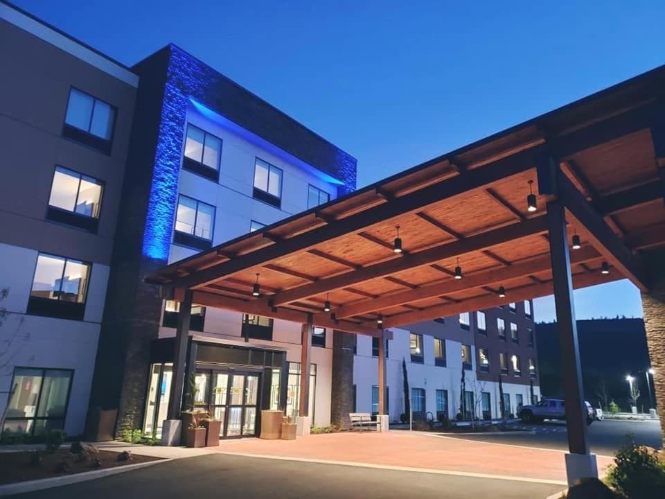 Holiday Inn Express & Suites - The Dalles by IHG interior in The Dalles, OR — gallery photo 2