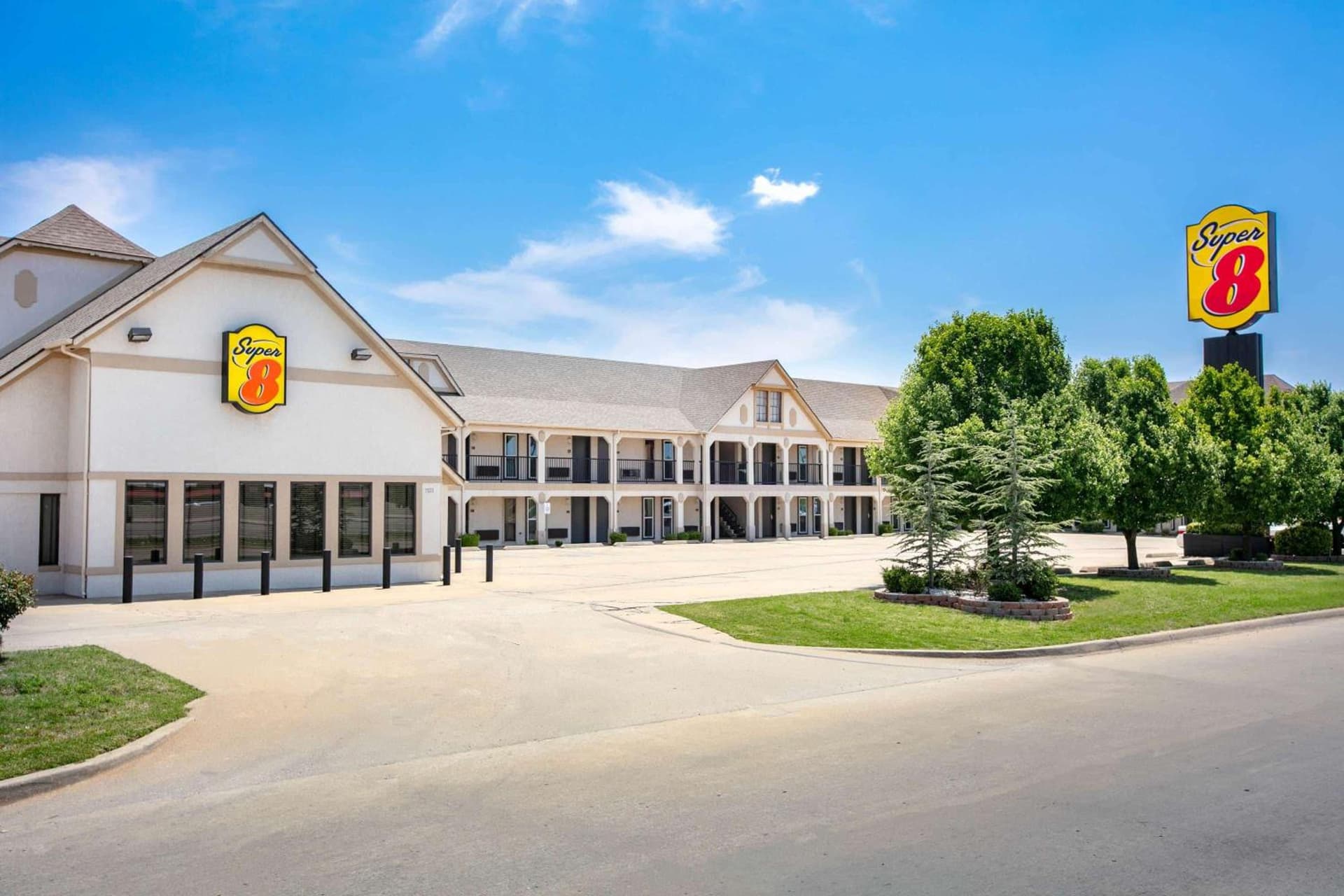 Super 8 by Wyndham City of Moore interior in Moore, OK — gallery photo 2
