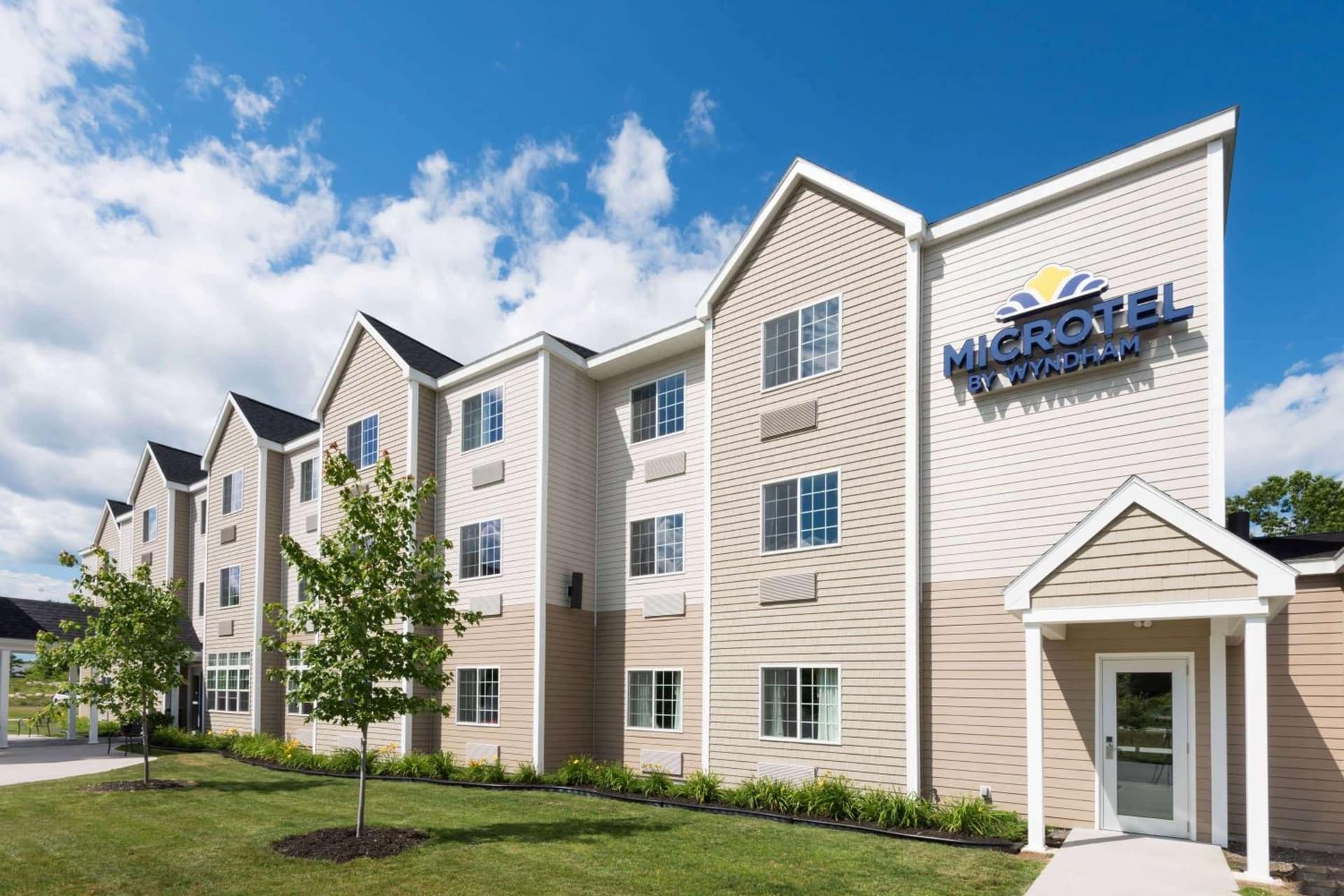 Dormir featured exterior or lobby in North Windham, ME — similar hotel