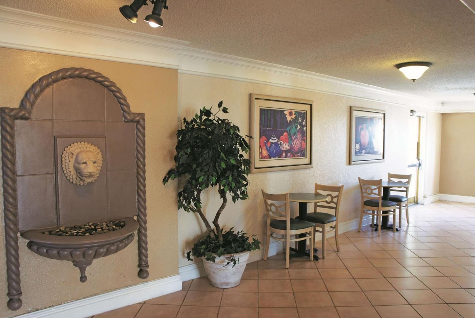La Quinta Inn by Wyndham Clute Lake Jackson interior in Clute, TX — gallery photo 2