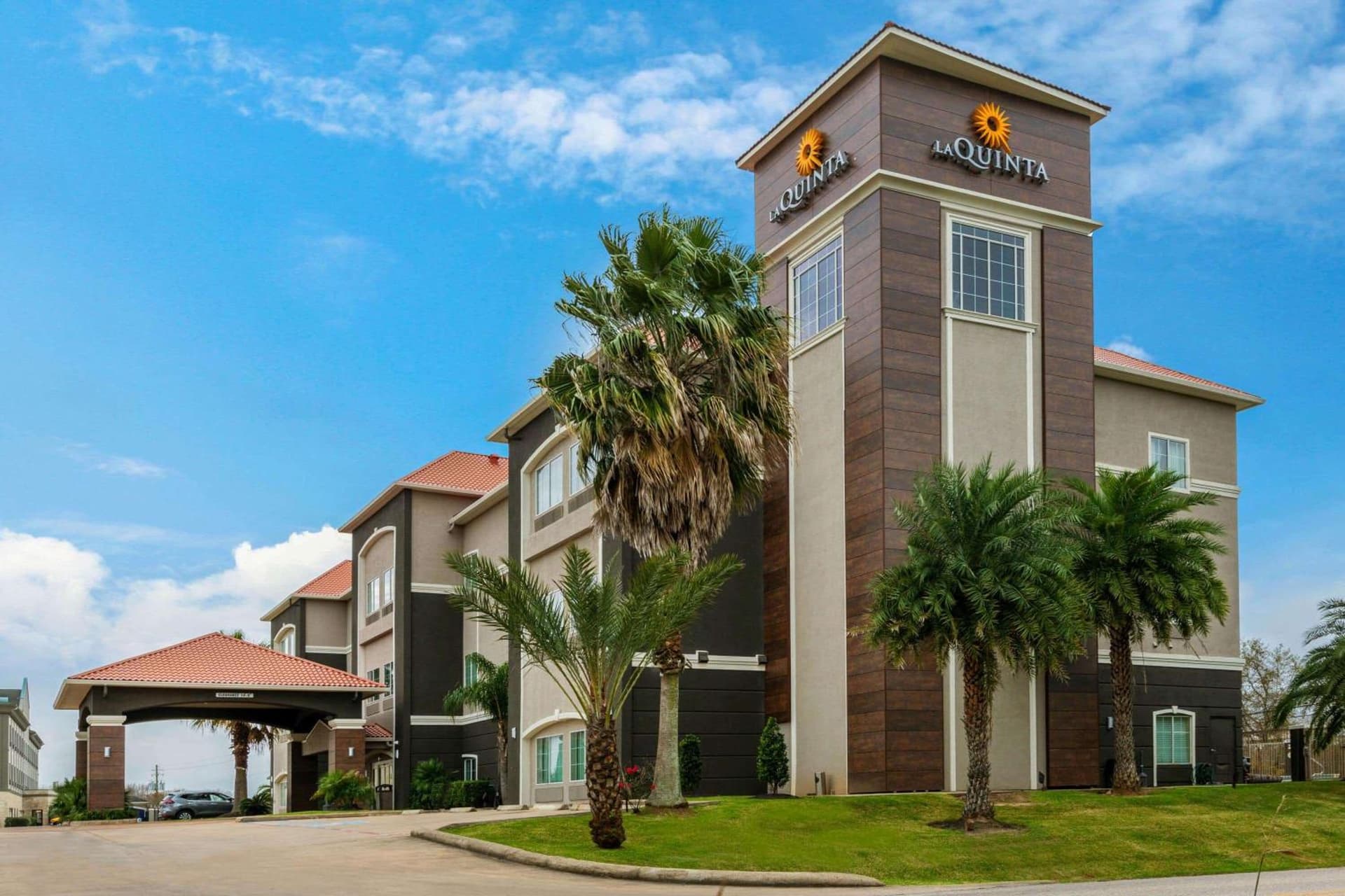 La Quinta by Wyndham Alvin interior in Alvin, TX — gallery photo 2
