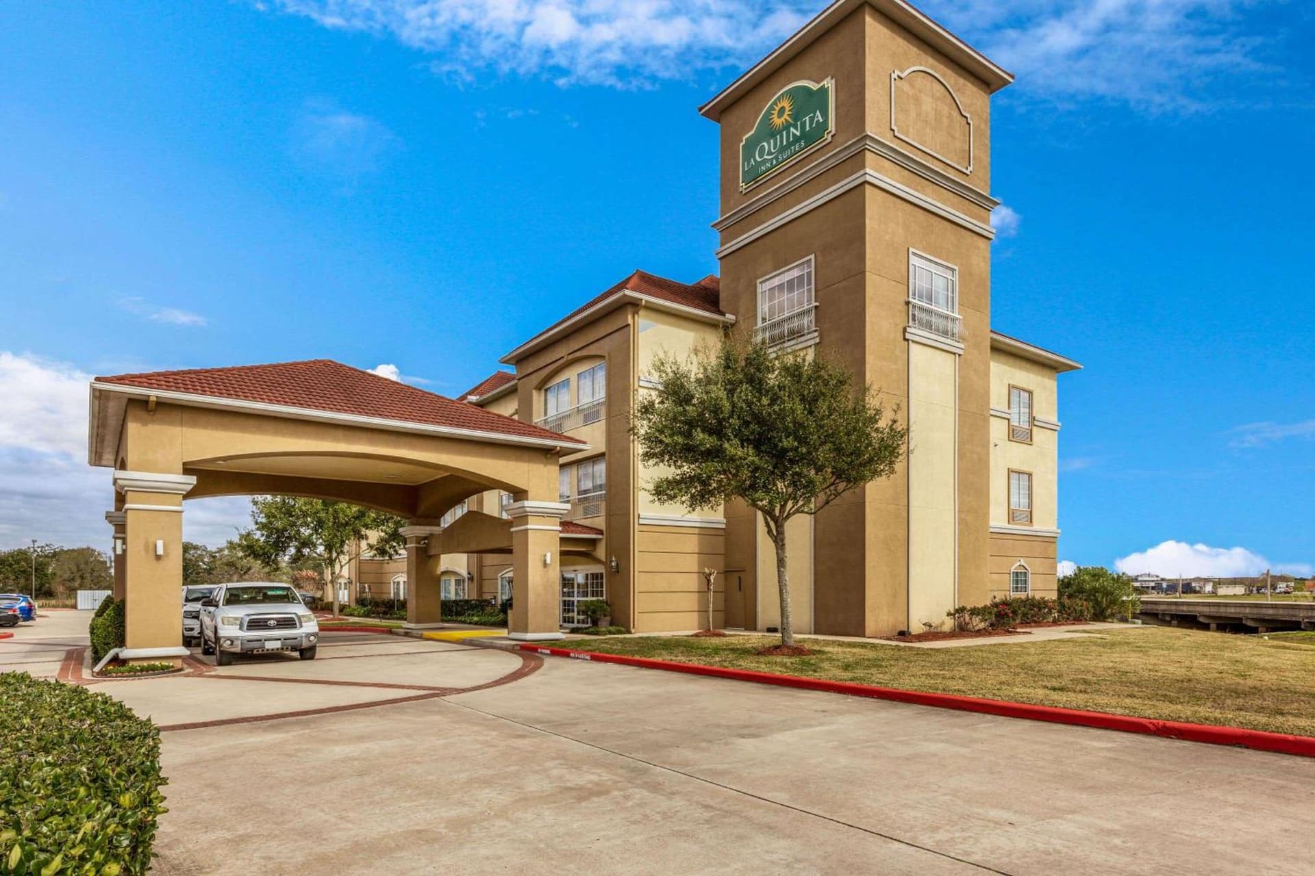 La Quinta by Wyndham Angleton interior in Angleton, TX — gallery photo 2