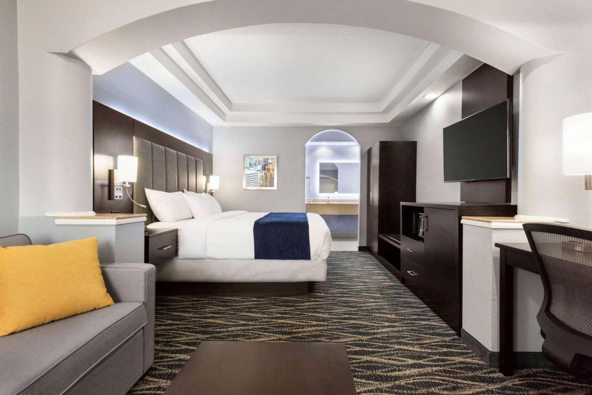 Days Inn & Suites by Wyndham Houston Hobby Airport interior in Houston, TX — gallery photo 2