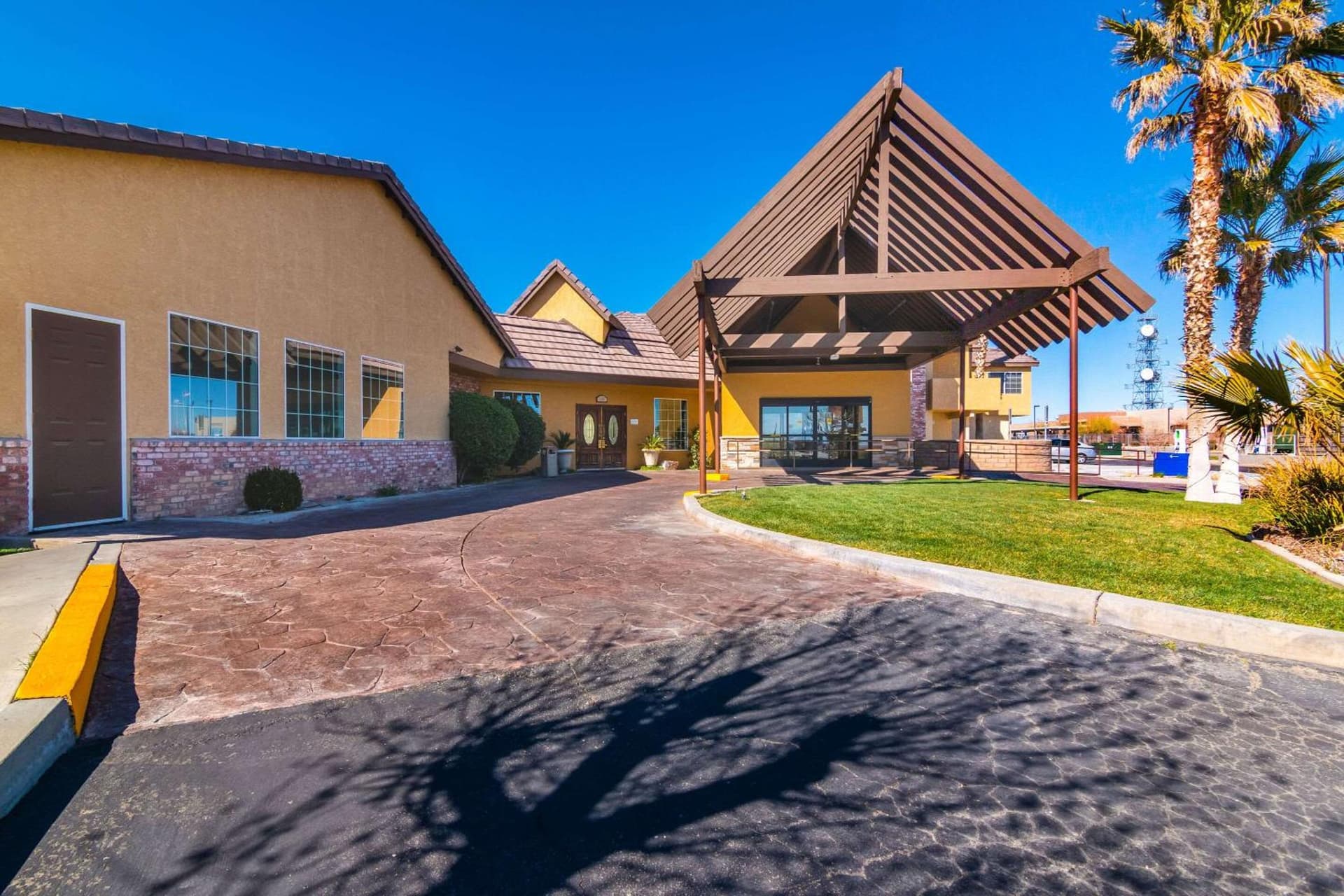 Comfort Inn & Suites Mojave interior in Mojave, CA — gallery photo 2