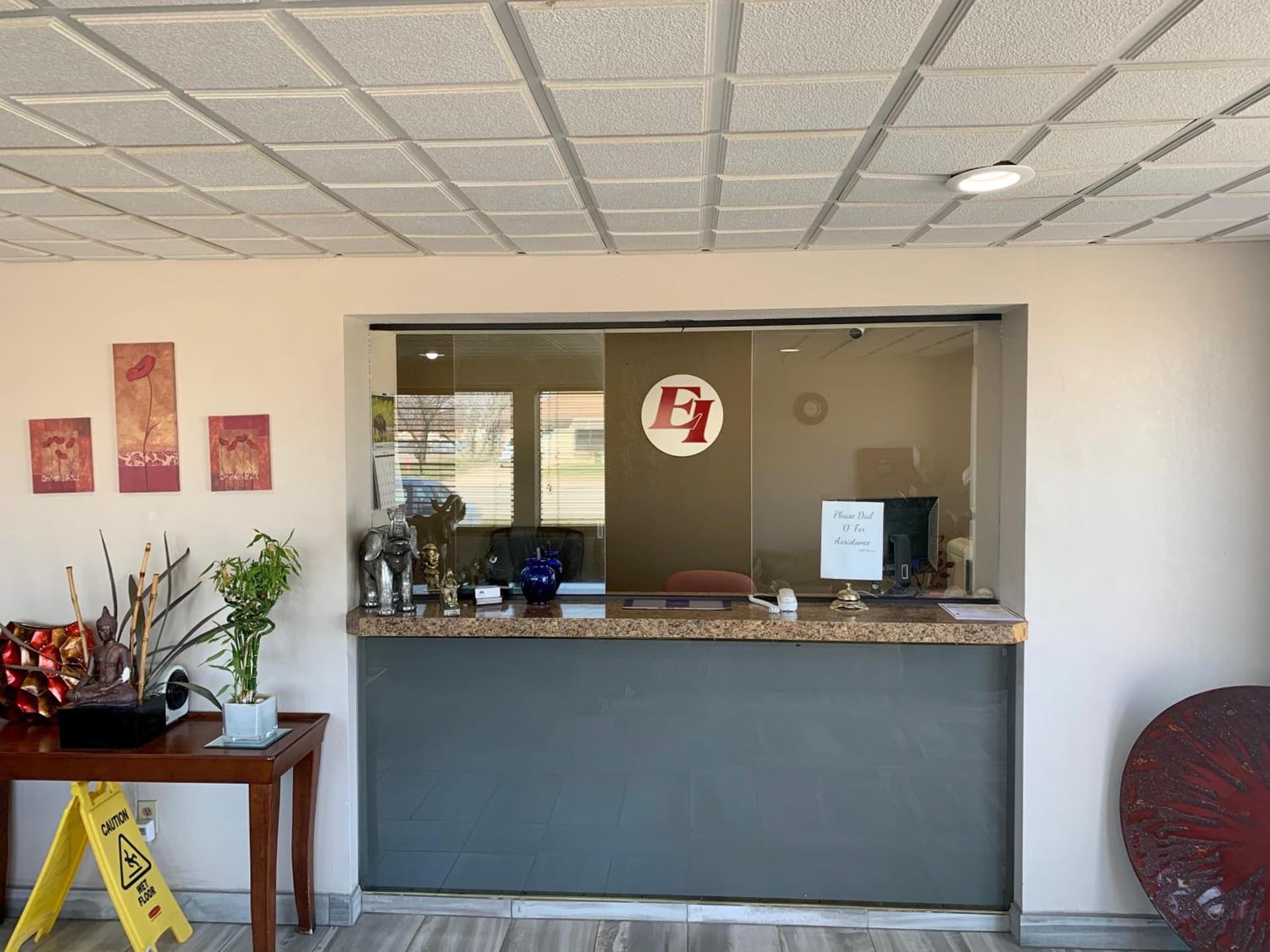 Econo Inn interior in Columbus, NE — gallery photo 2