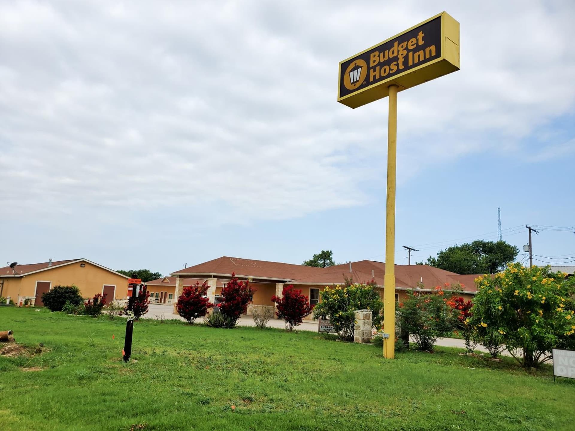 Atria Extended Stays By OYO Jourdanton featured exterior or lobby in Jourdanton, TX — similar hotel
