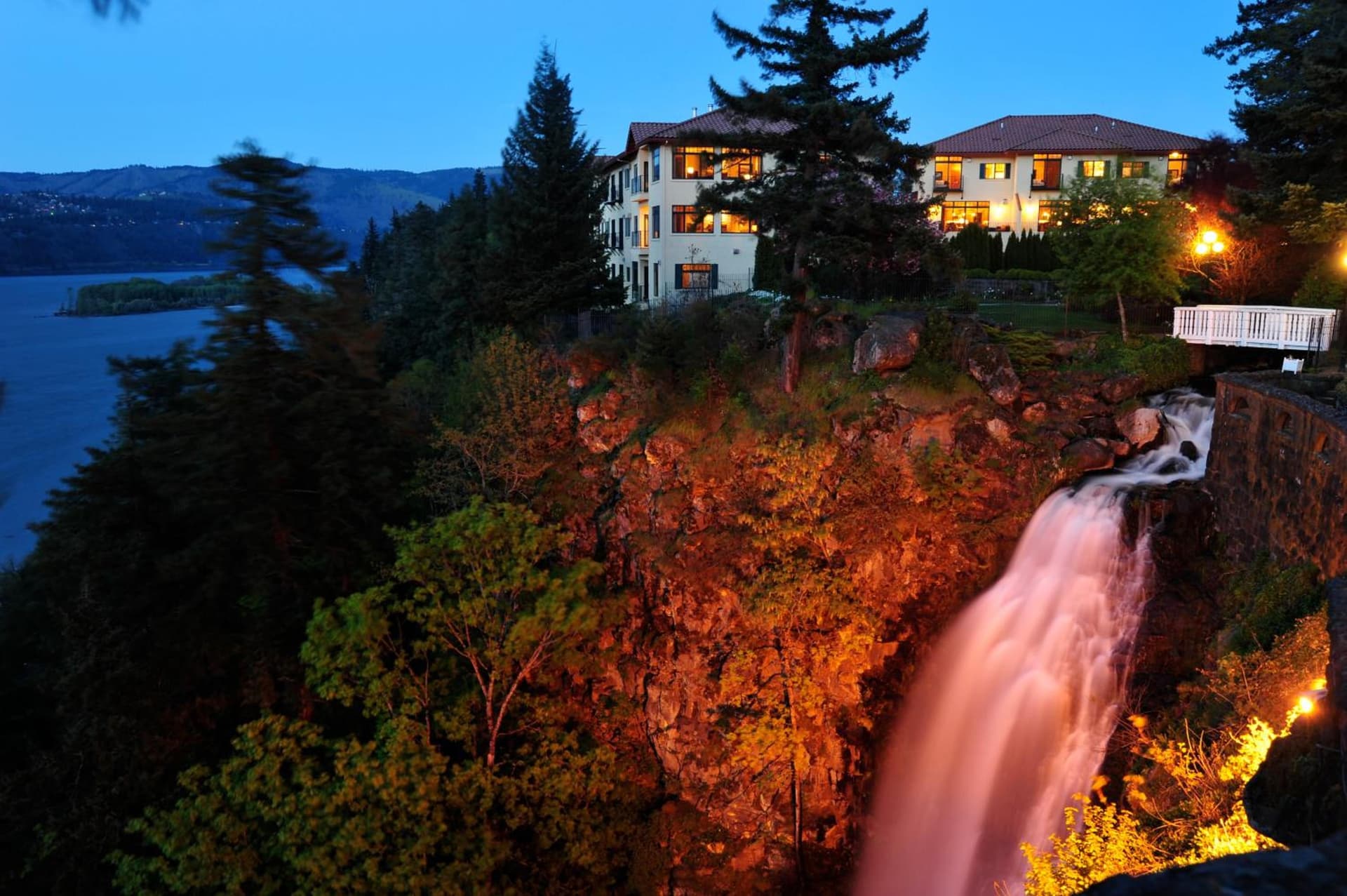 Columbia Cliff Villas interior in Hood River, OR — gallery photo 2