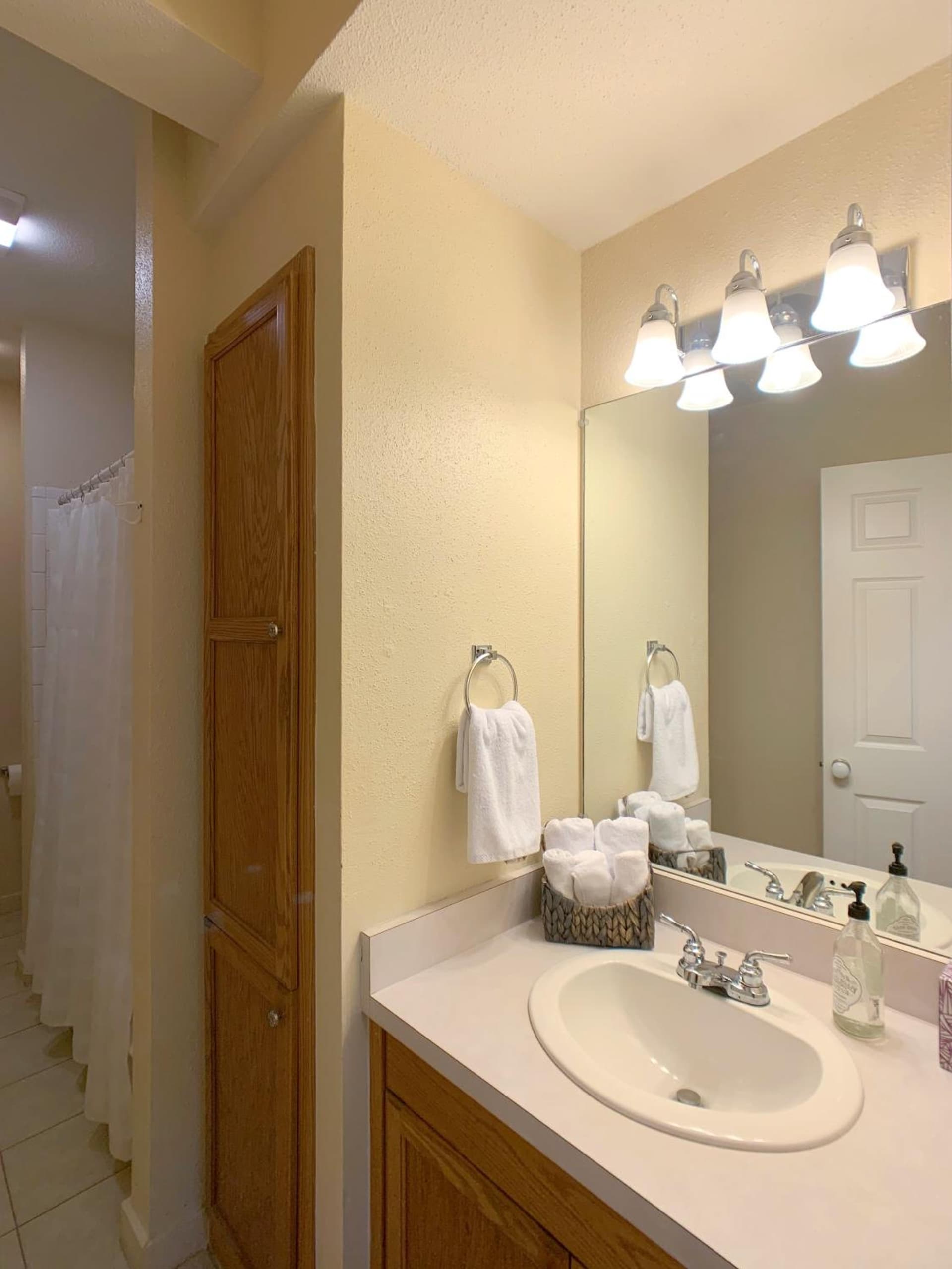 Schmitz Bed & Breakfast interior in New Braunfels, TX — gallery photo 2