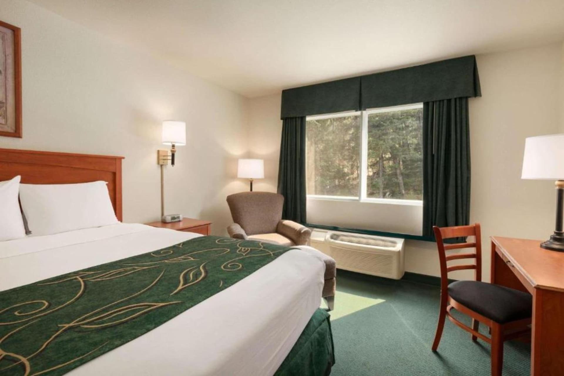 Travelodge by Wyndham Dunsmuir property views in Dunsmuir, CA — gallery photo 3