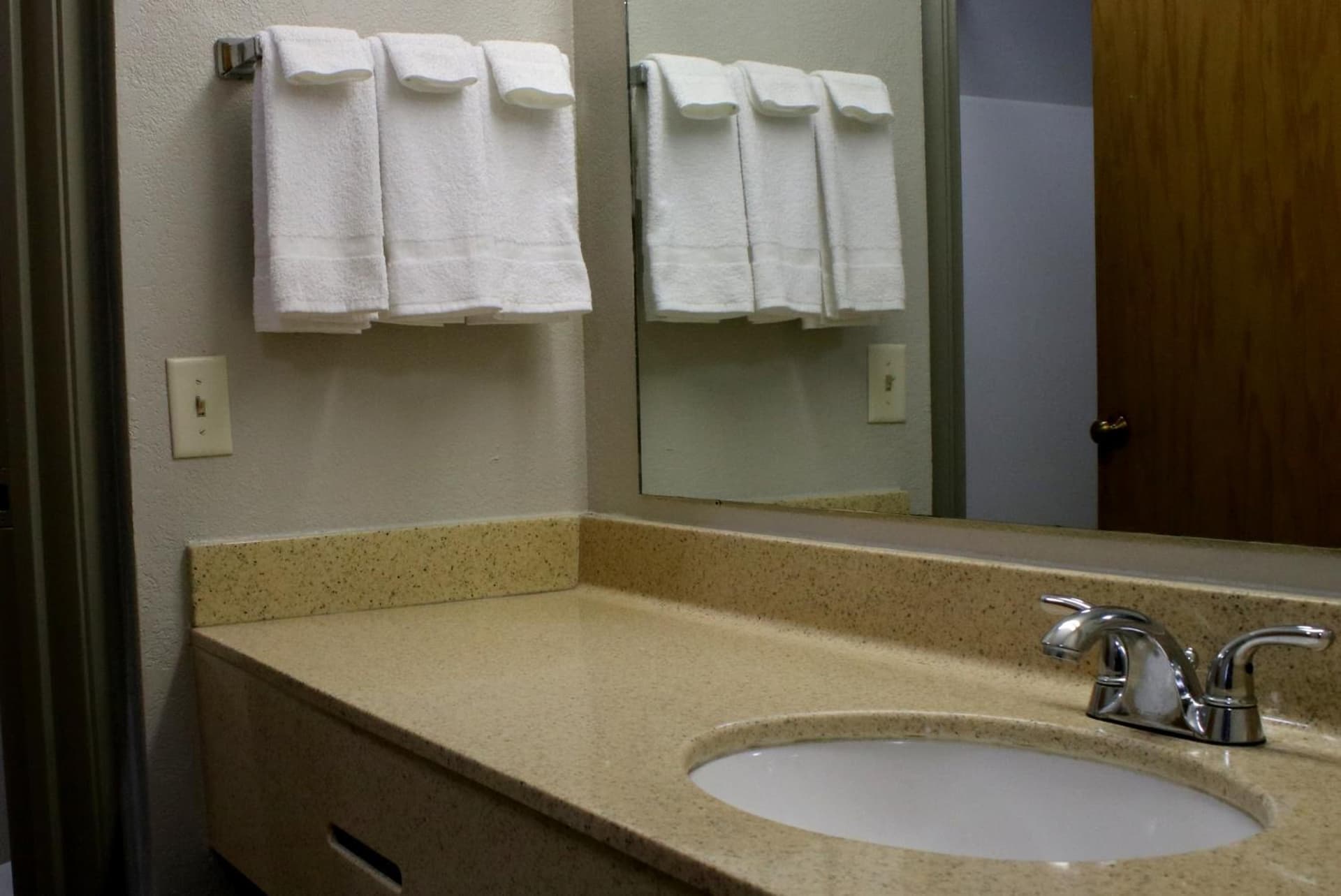 Days Inn & Suites by Wyndham Bloomington/Normal IL gallery photo in Bloomington, IL — image 16