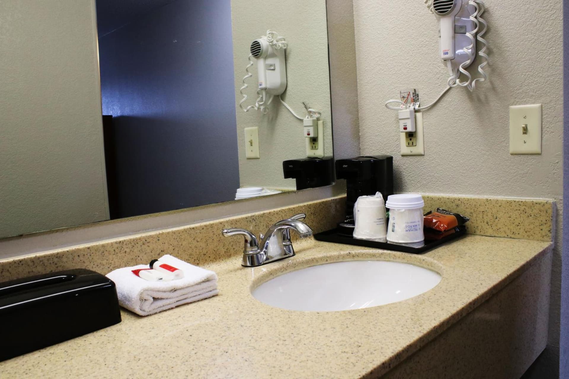 Days Inn & Suites by Wyndham Bloomington/Normal IL gallery photo in Bloomington, IL — image 21