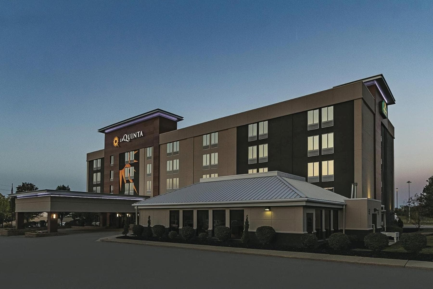 La Quinta Inn & Suites by Wyndham Cleveland Airport West gallery photo in North Olmsted, OH — image 27
