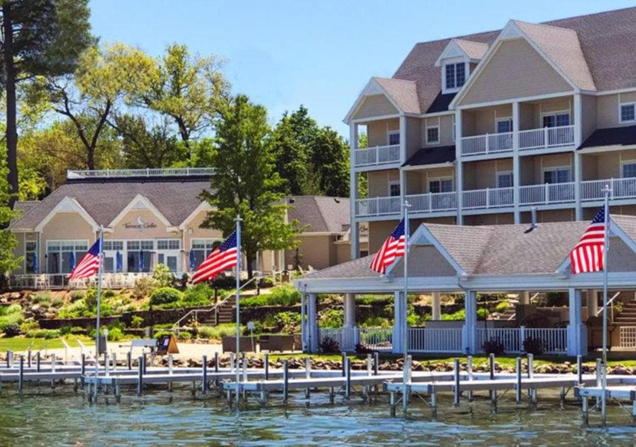 Bay Pointe Inn interior in Orangeville — gallery photo 2