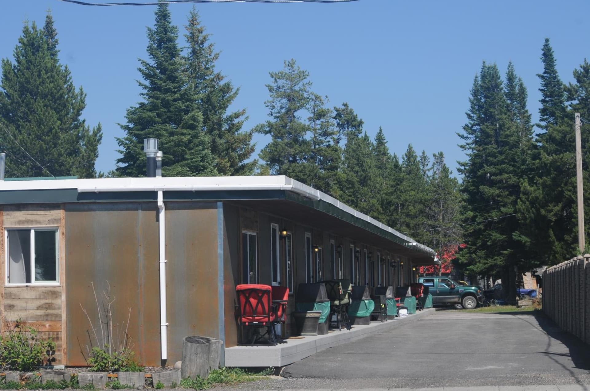 Yellowstone Motel - Adults Only - All rooms have kitchens featured exterior or lobby in West Yellowstone, MT — similar hotel